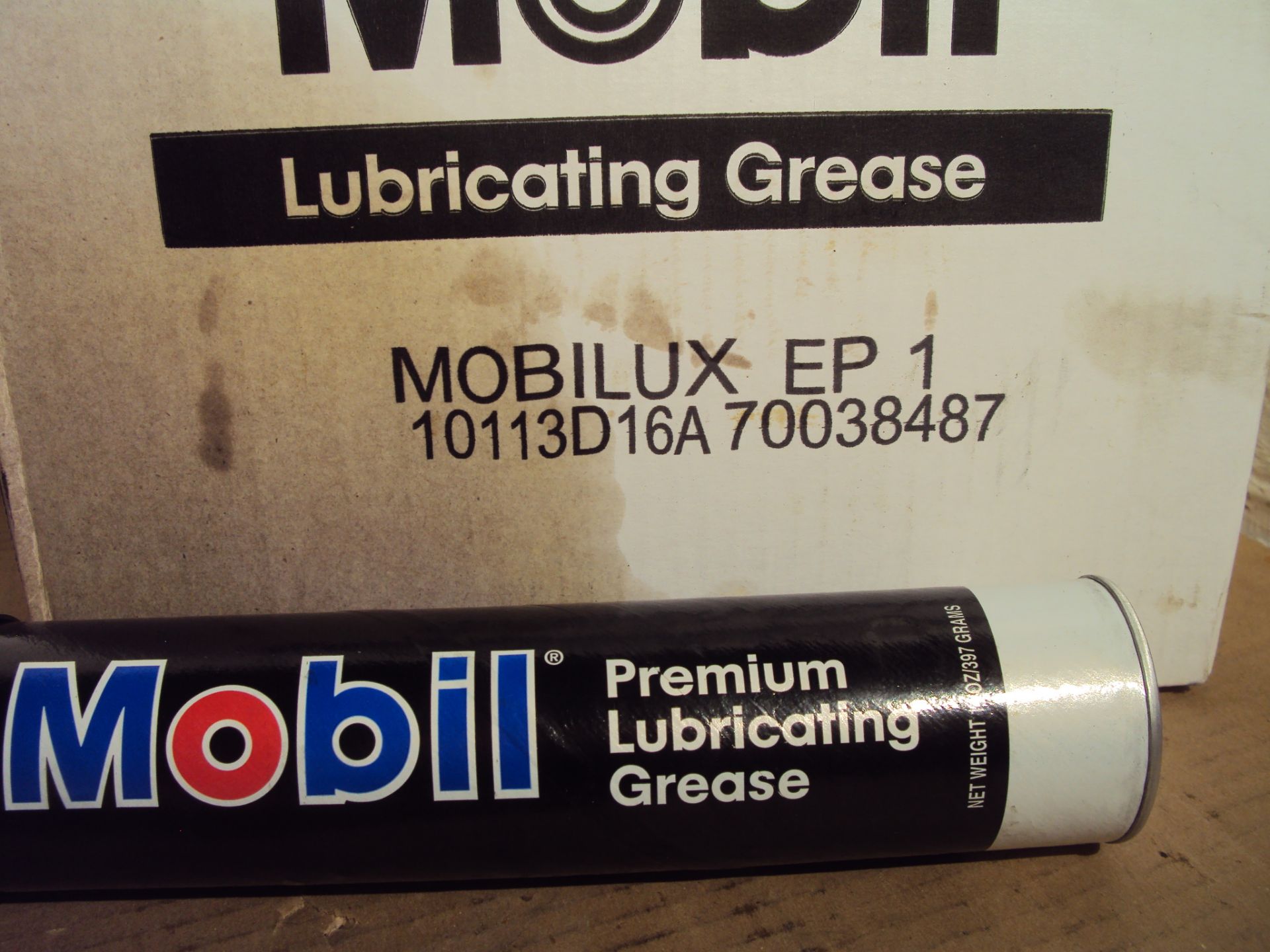 Lincoln 1147 Grease Gun & (10) Tubes Mobilux EP-1 Premium Grease - Image 4 of 4