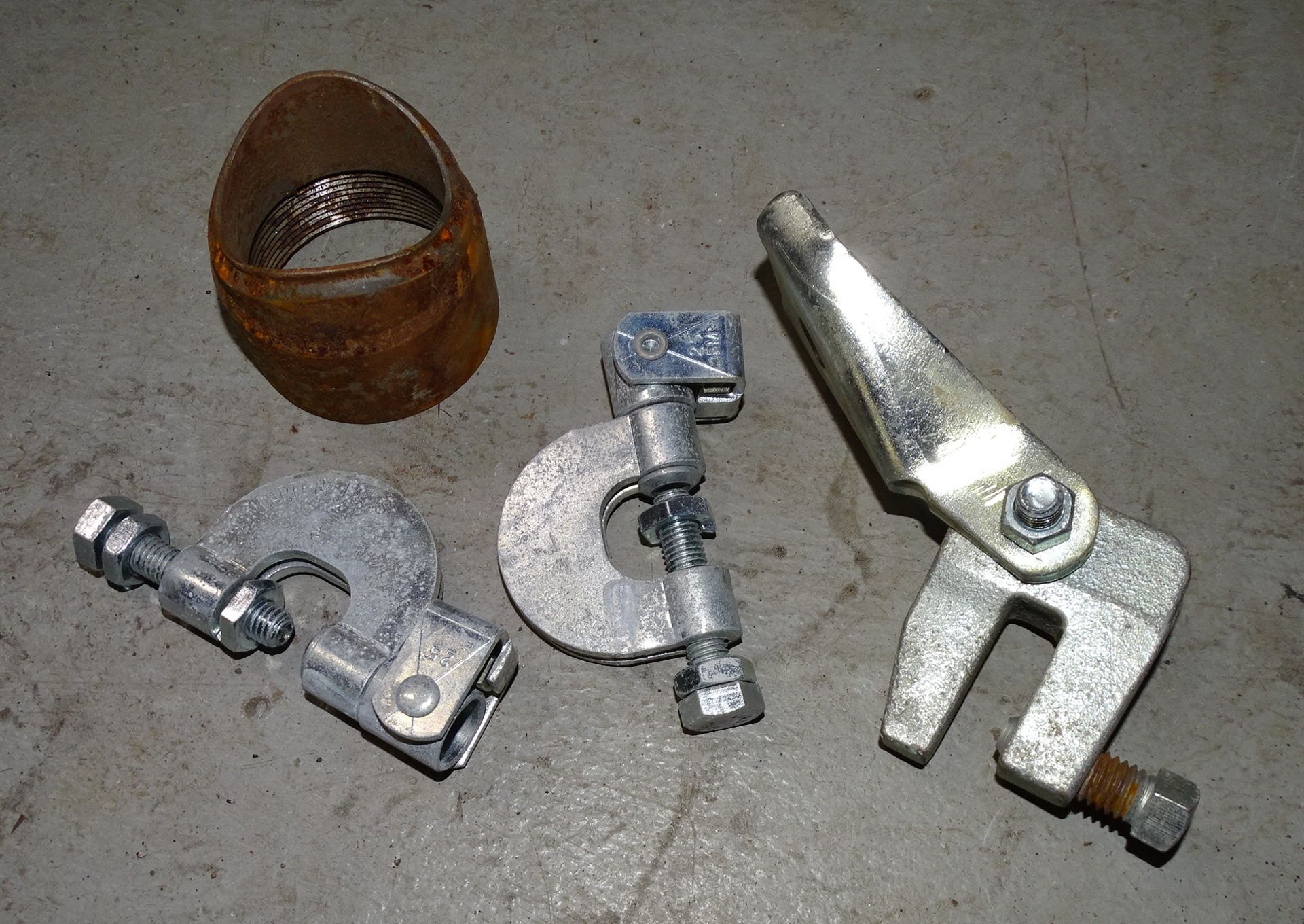 Pipe Clamps - Image 6 of 7