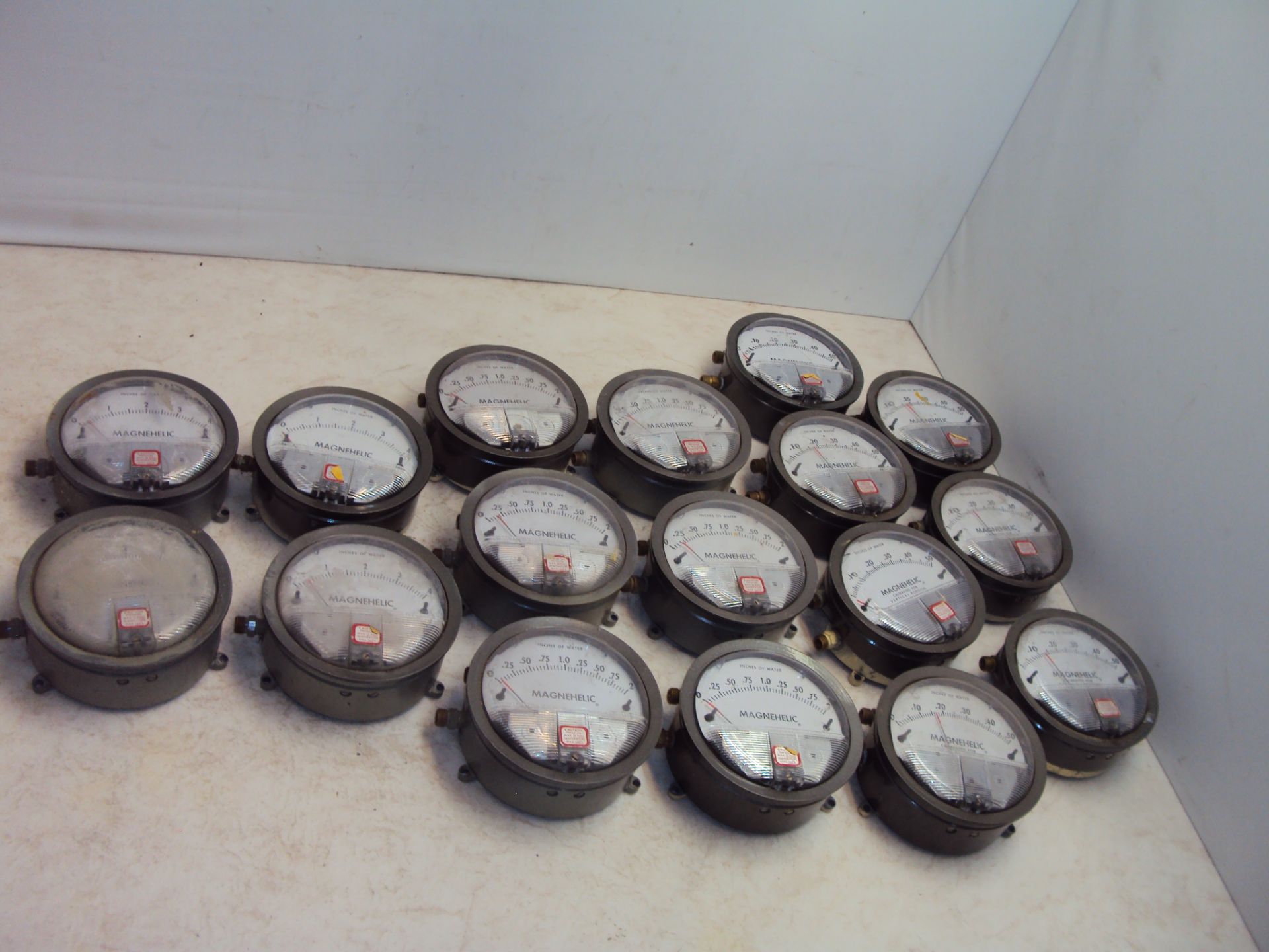 (17) Magnehelic 2000 Series Pressure Gages