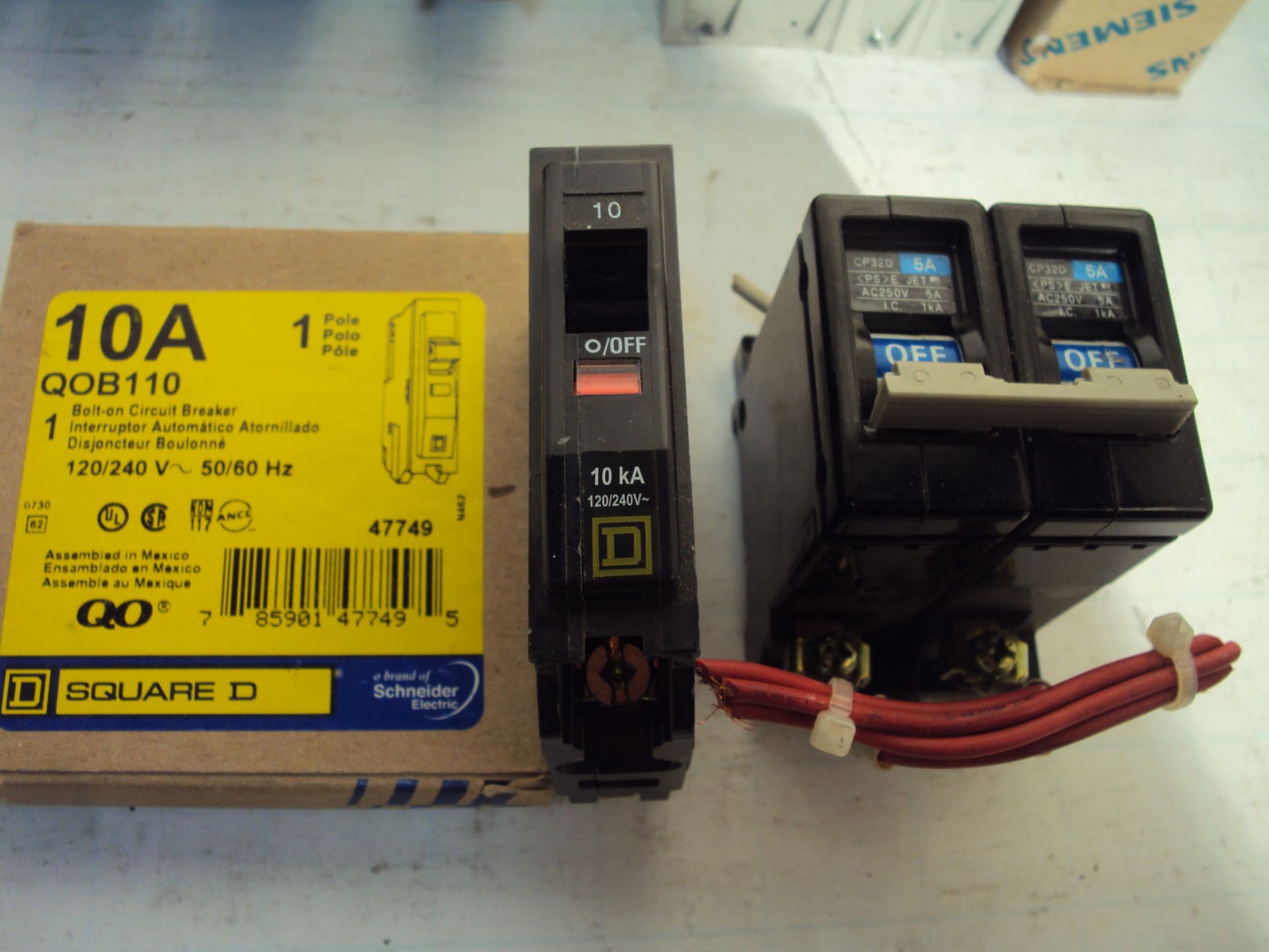 (13) Siemens & Square D Single & Double Pole Circuit Breakers - Image 5 of 5