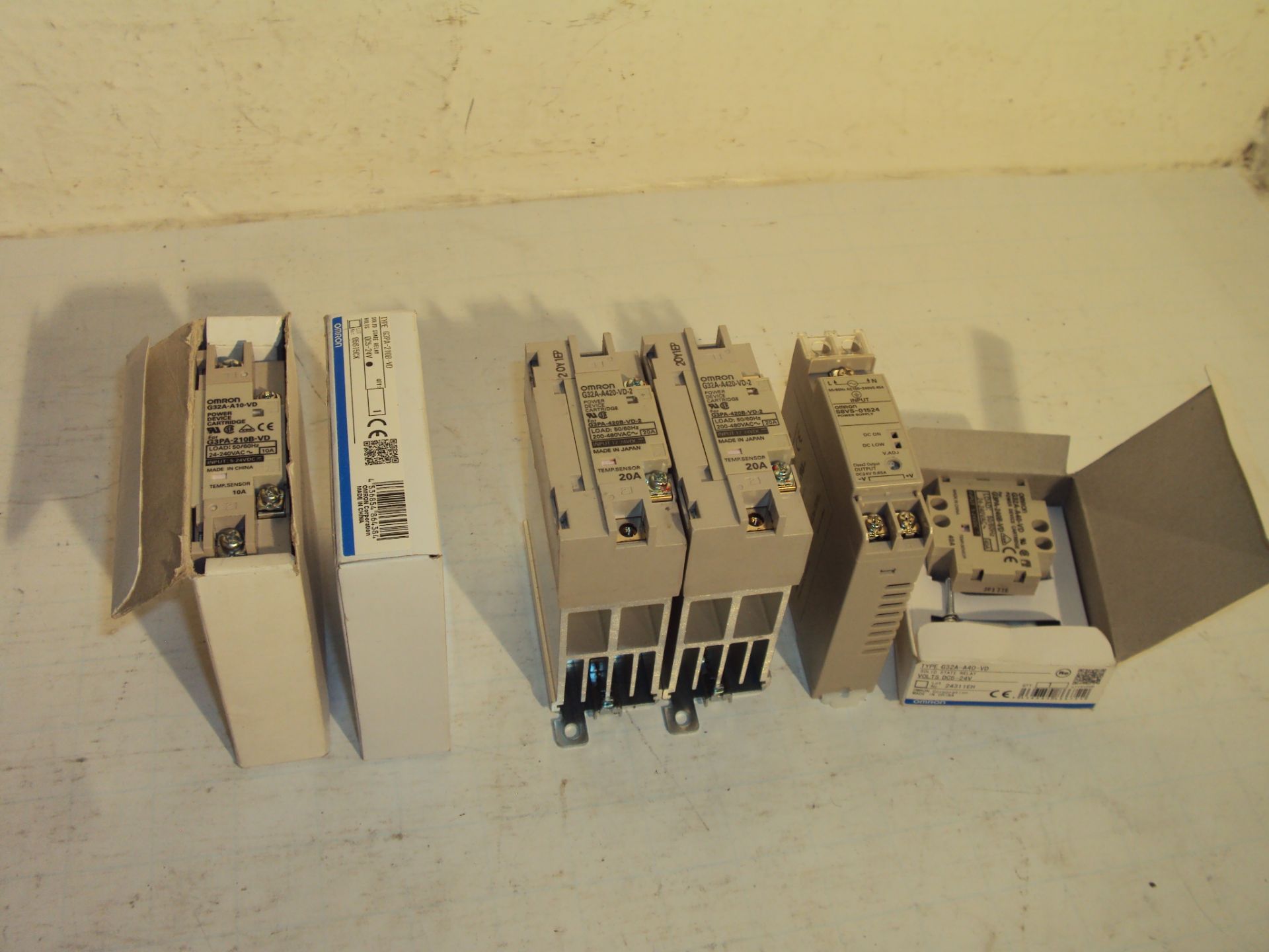 (6) Omron Solid State Relays and Power Supplies G32A-A10-VD G32A-A420-VD-2