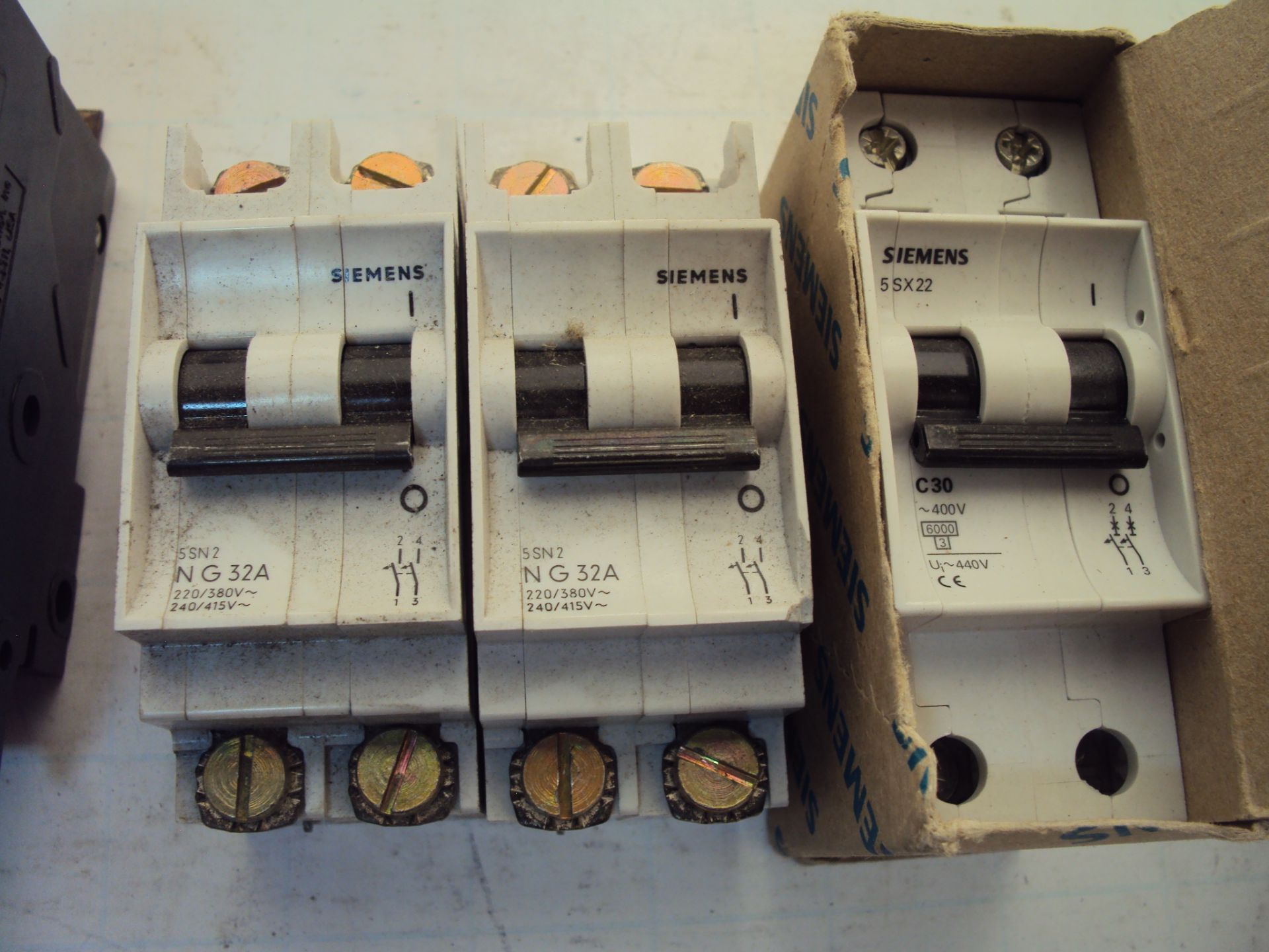 (13) Siemens & Square D Single & Double Pole Circuit Breakers - Image 3 of 5