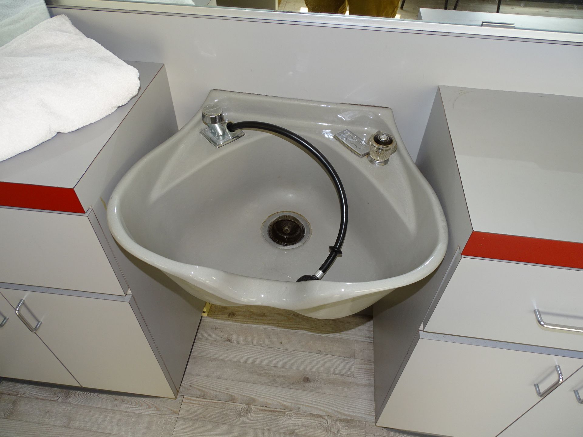 Belvedere Flo-Temp Salon Shampoo Sinks - Image 3 of 4