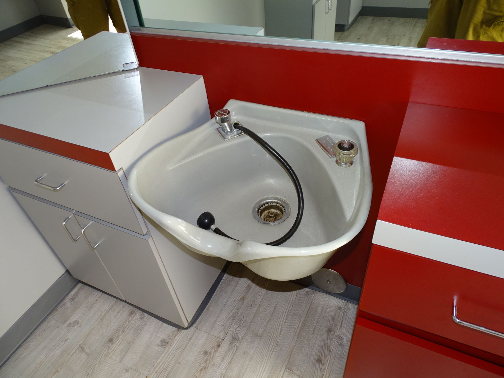 Belvedere Flo-Temp Salon Shampoo Sinks - Image 2 of 4