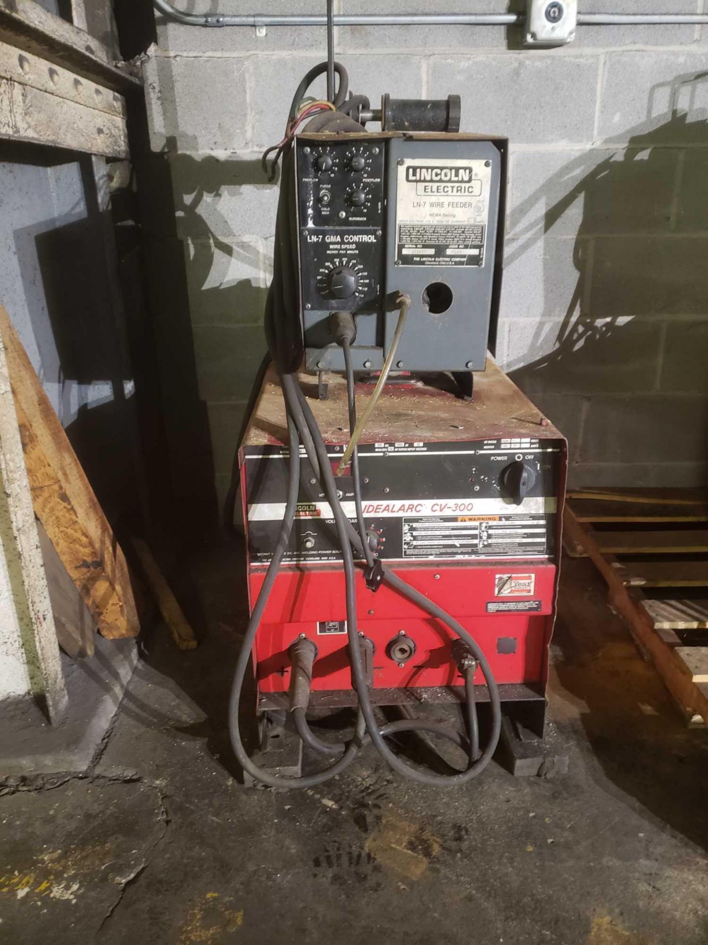 Lincoln Electric LN-7 Wire Feed Welder Idealarc CV-300 - Image 2 of 4