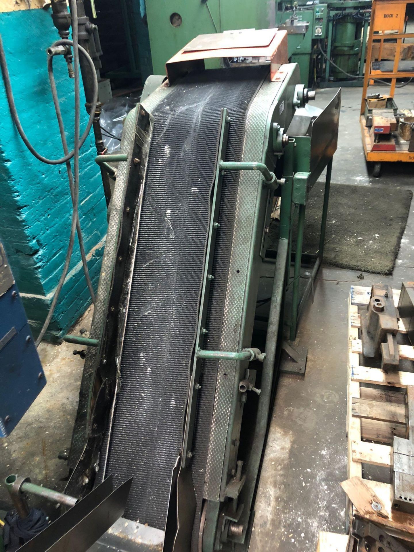 Magnetic Equipment DSC Inclined Conveyor 12 in wide Belt set to 48 in high w/parts hopper - Image 3 of 4