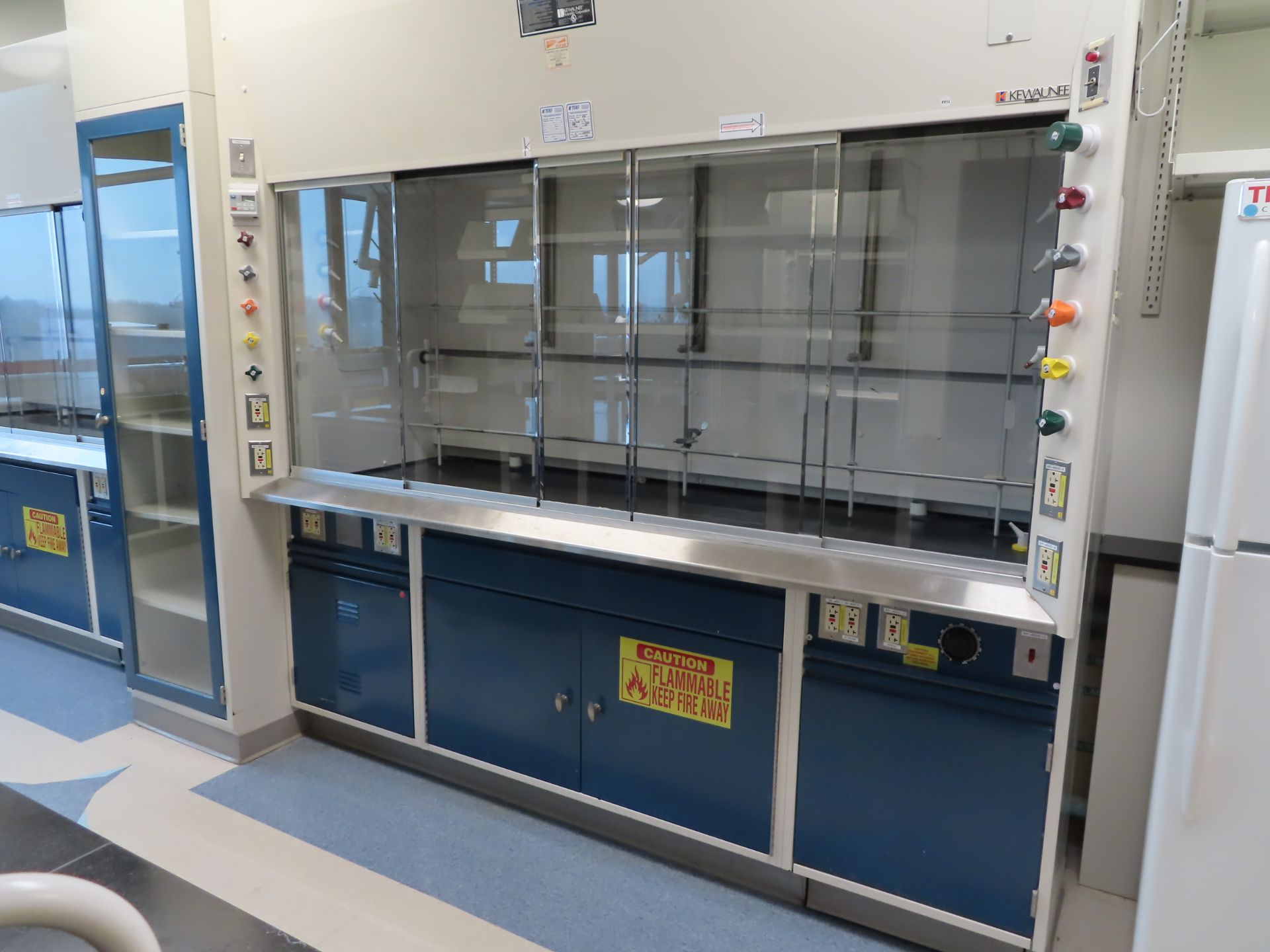 Lot of (2) Kewaunee FH fume hoods with base cabinets, 7'4" X 26", located in D Wing, 4th floor, room - Image 2 of 3