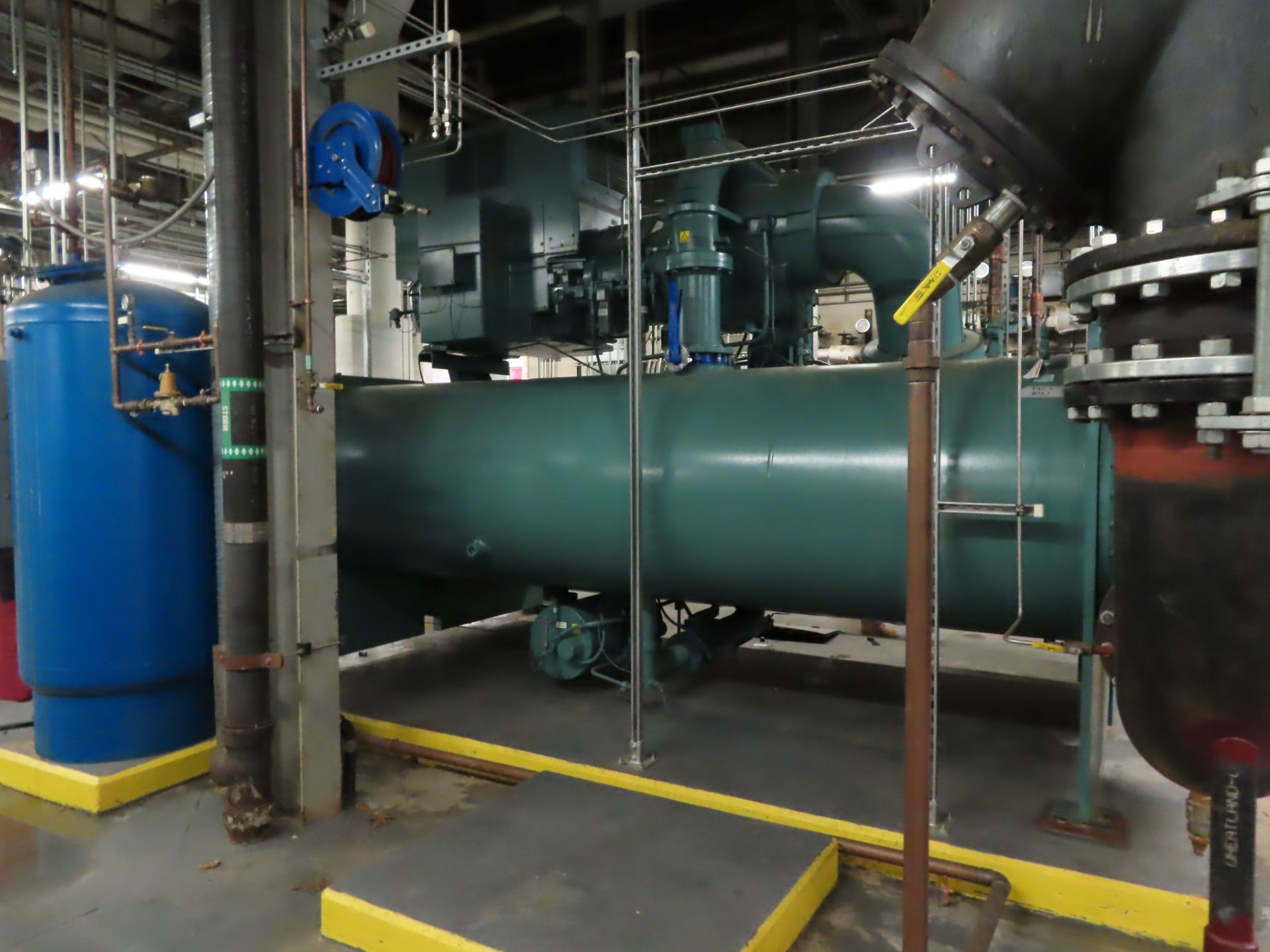 2010 York Max Centrifugal liquid chiller, unit model YKJKHDJ2-DBFS, 1,500 Ton, 1050 HP, refrigerant - Image 2 of 6