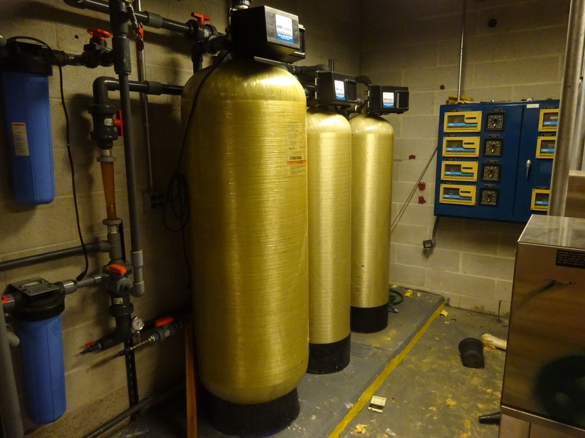 US filters water softening system with (5) filter tanks, (1) brine tank - Image 2 of 2