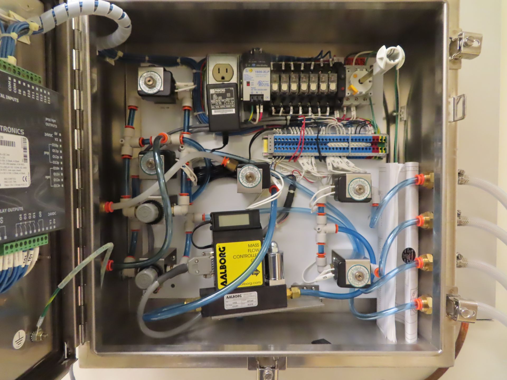 Unitronics Vision 260 PLC flow control cabinet with (2) plexiglass chambers and gauges - Image 2 of 3