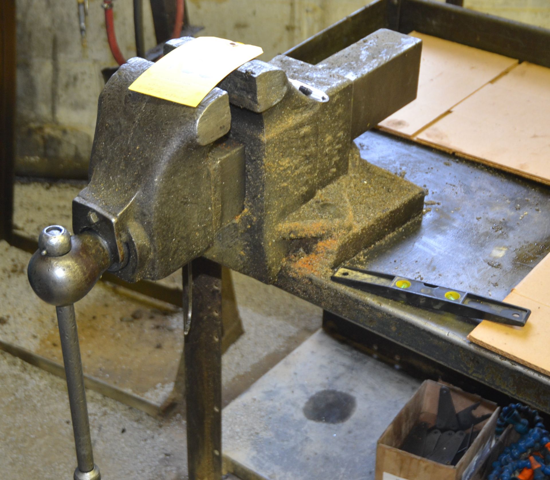 5" Heavy Duty Bench Vise with Metal Table