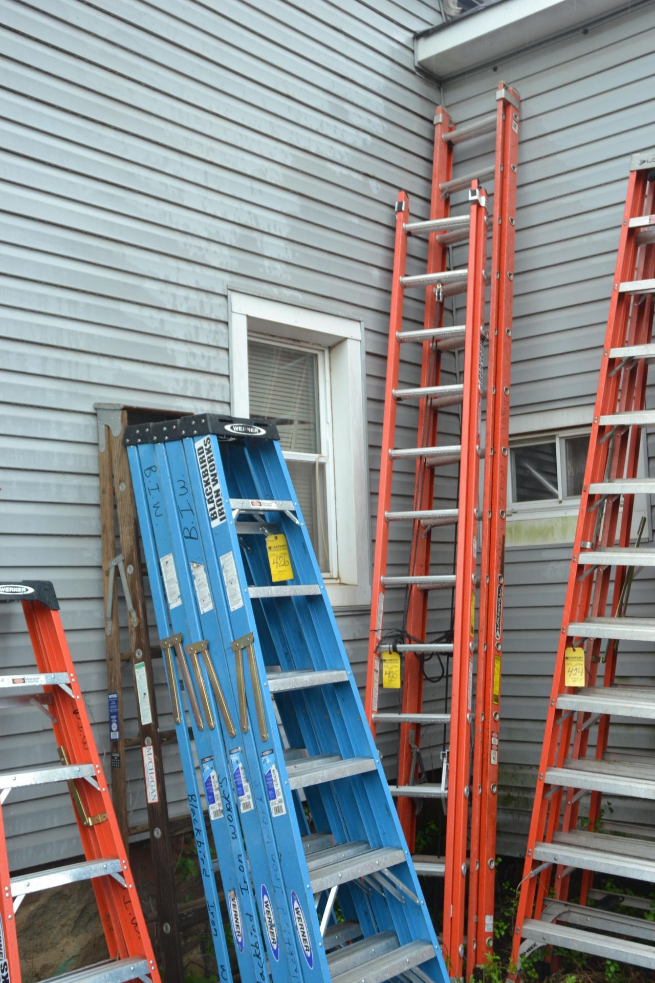 24' EXT LADDERS