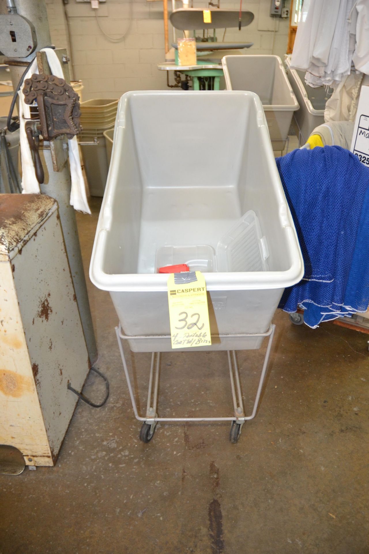 PORTABLE CARTS WITH BINS