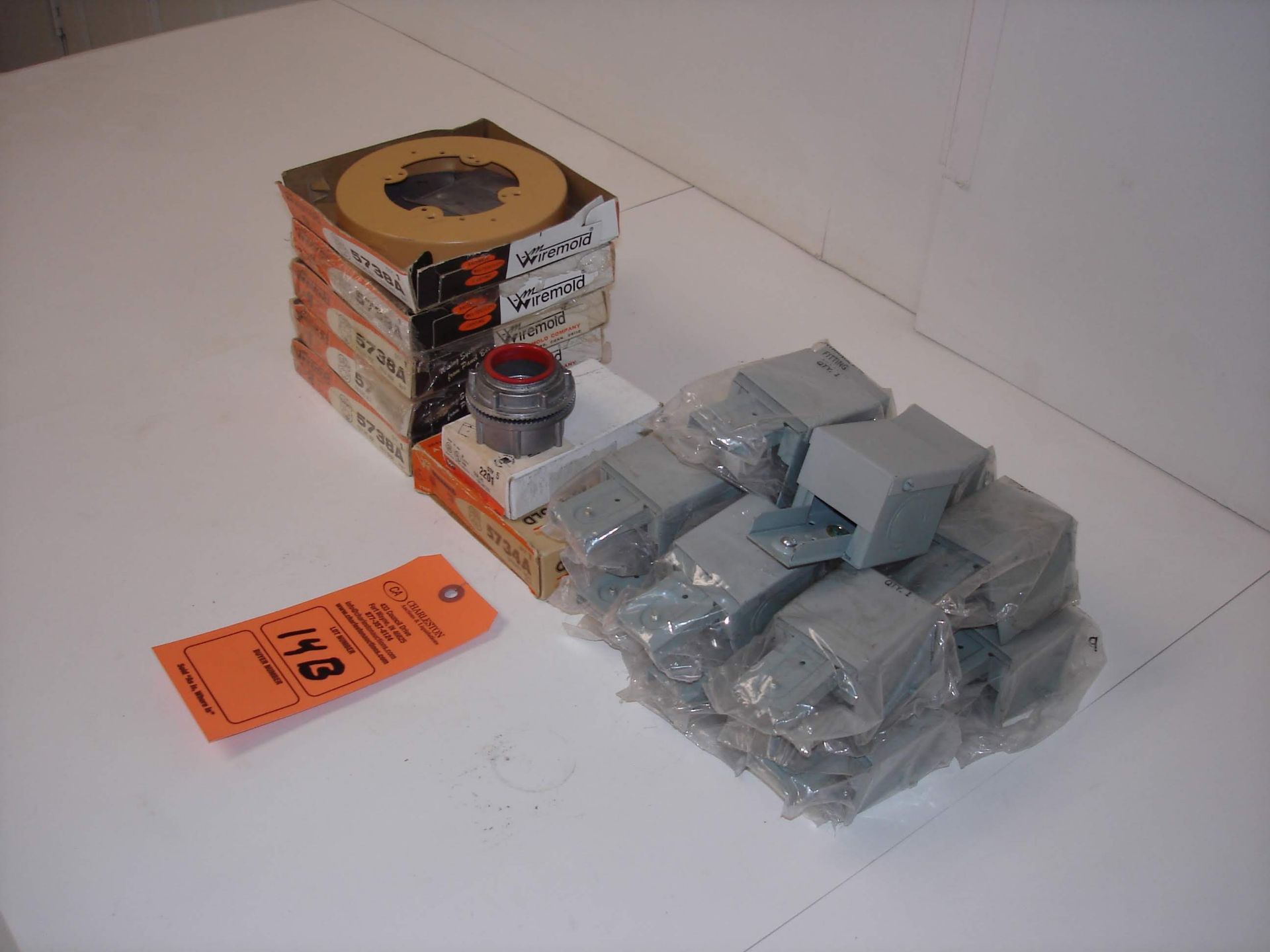 (20+) MISC WIREMOLD FIXTURE BOXES AND MORE: WIREMOLD 5738A AND ALL OTHER ITEMS INCLUDED IN PHOTOS! - Image 2 of 2