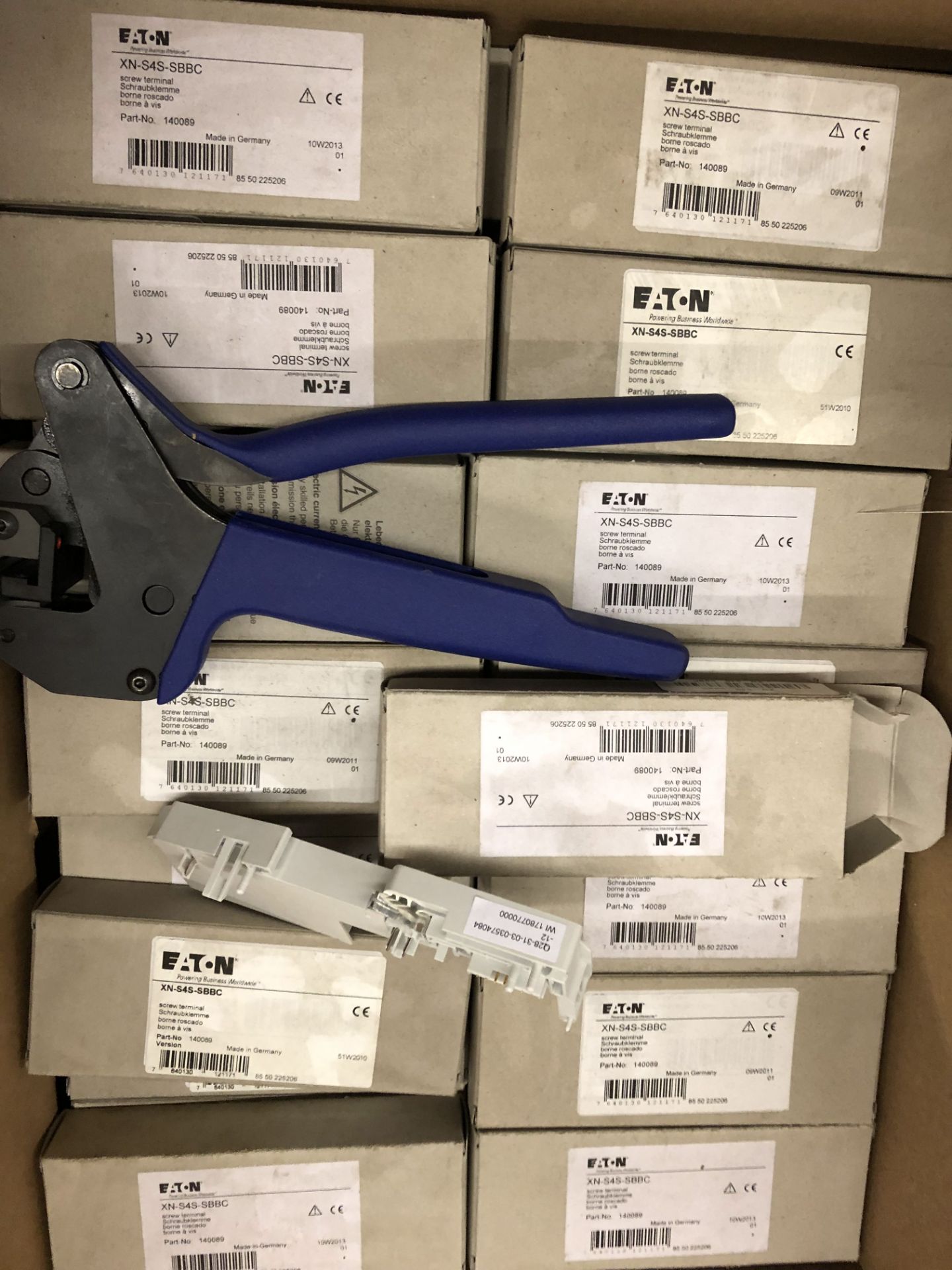 PALLET OF (2) CUTLER-HAMMER MPCV-2X QUANTITY OF EATON SCREW TERMINALS (5) EATON PARALLELING LINK; - Image 3 of 10
