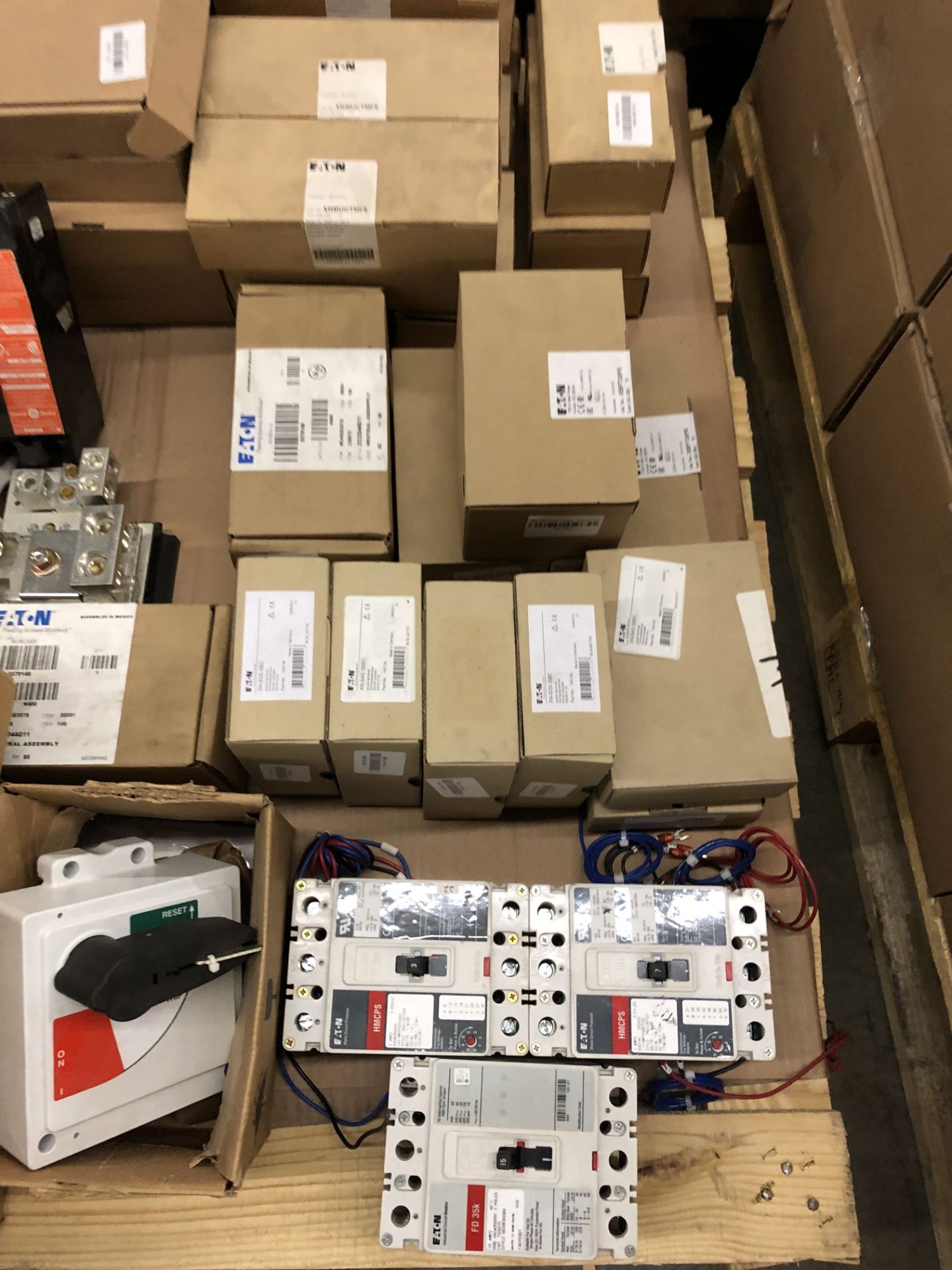 PALLET OF (2) CUTLER-HAMMER MPCV-2X QUANTITY OF EATON SCREW TERMINALS (5) EATON PARALLELING LINK; - Image 10 of 10