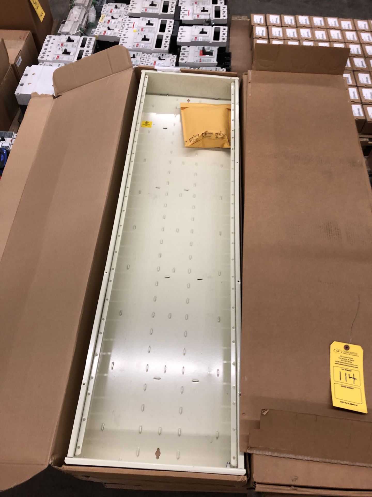 PALLET OF (6) EATON QUICK NETWORK 54" DIST. PANEL W/ 110V POWER OUTLET (INDOOR) - Image 2 of 3
