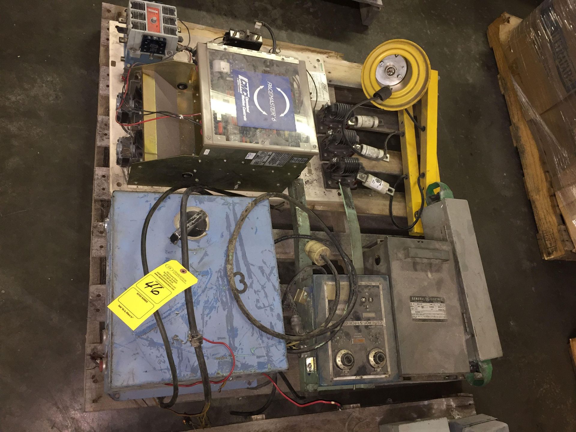 PALLET OF VARIOUS CONTROLS & DOCK LIGHT