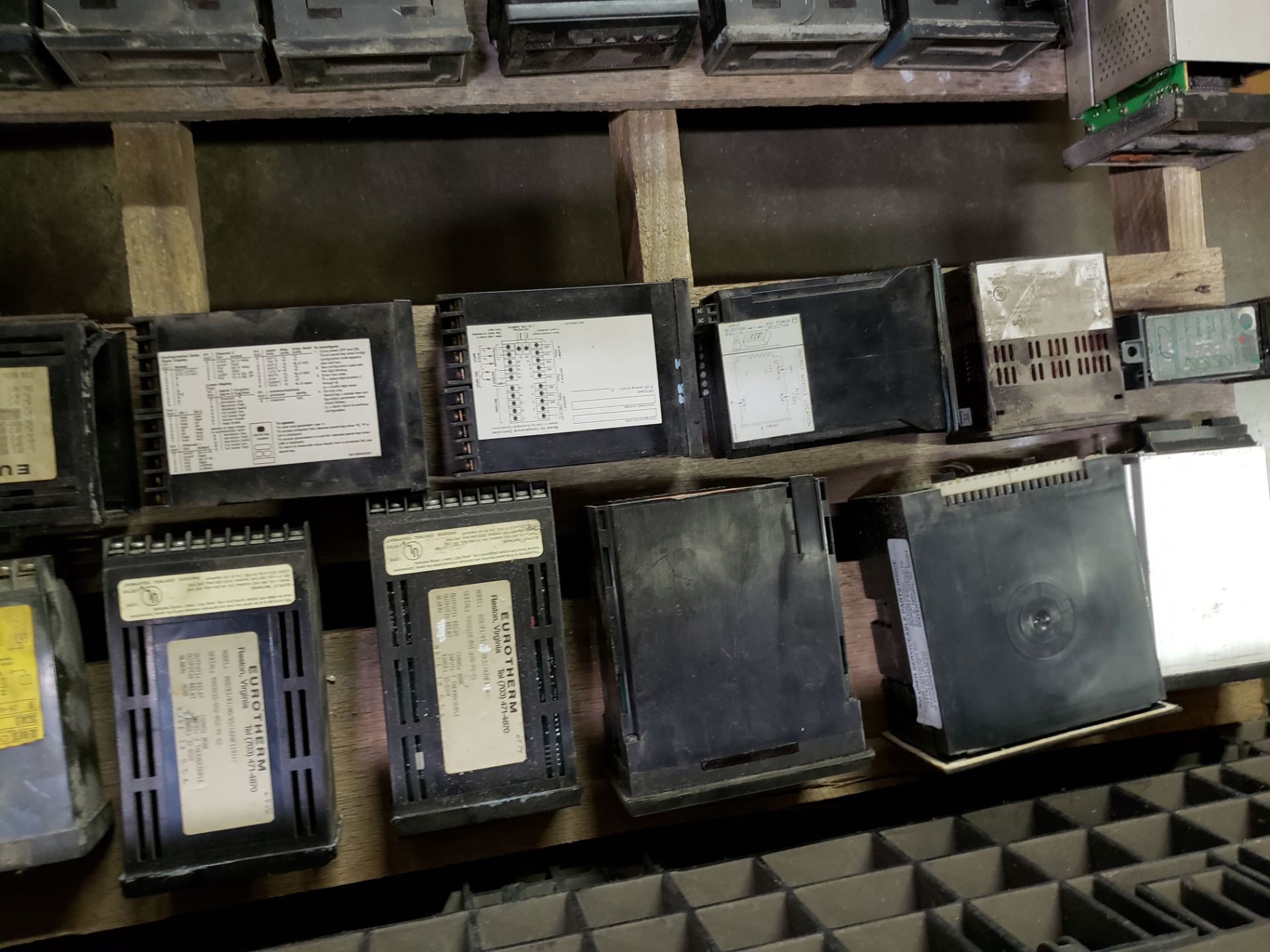 PALLET OF VARIOUS CONTROLS - Image 9 of 10