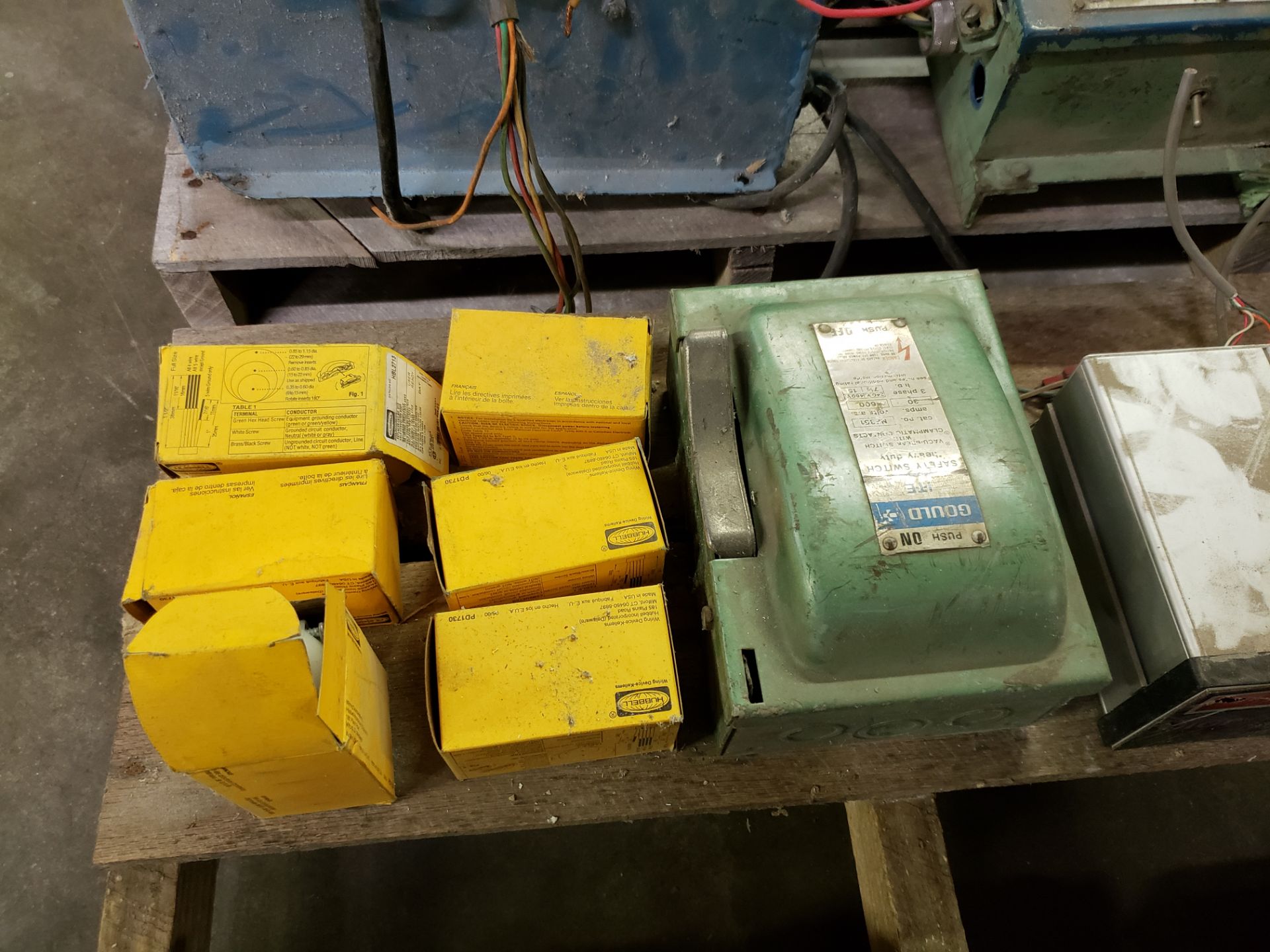 PALLET OF VARIOUS CONTROLS - Image 3 of 10