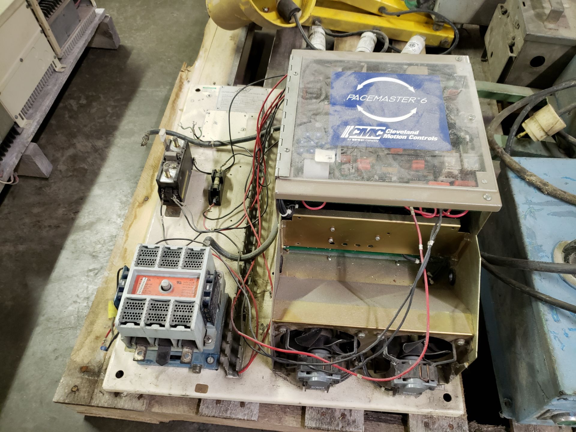 PALLET OF VARIOUS CONTROLS & DOCK LIGHT - Image 4 of 5