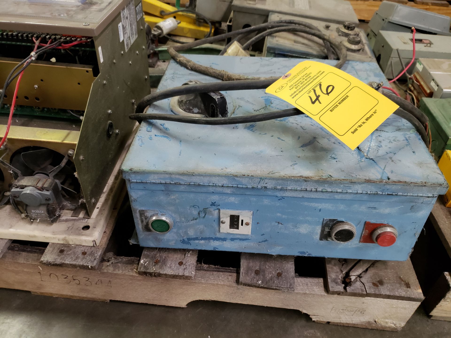 PALLET OF VARIOUS CONTROLS & DOCK LIGHT - Image 3 of 5