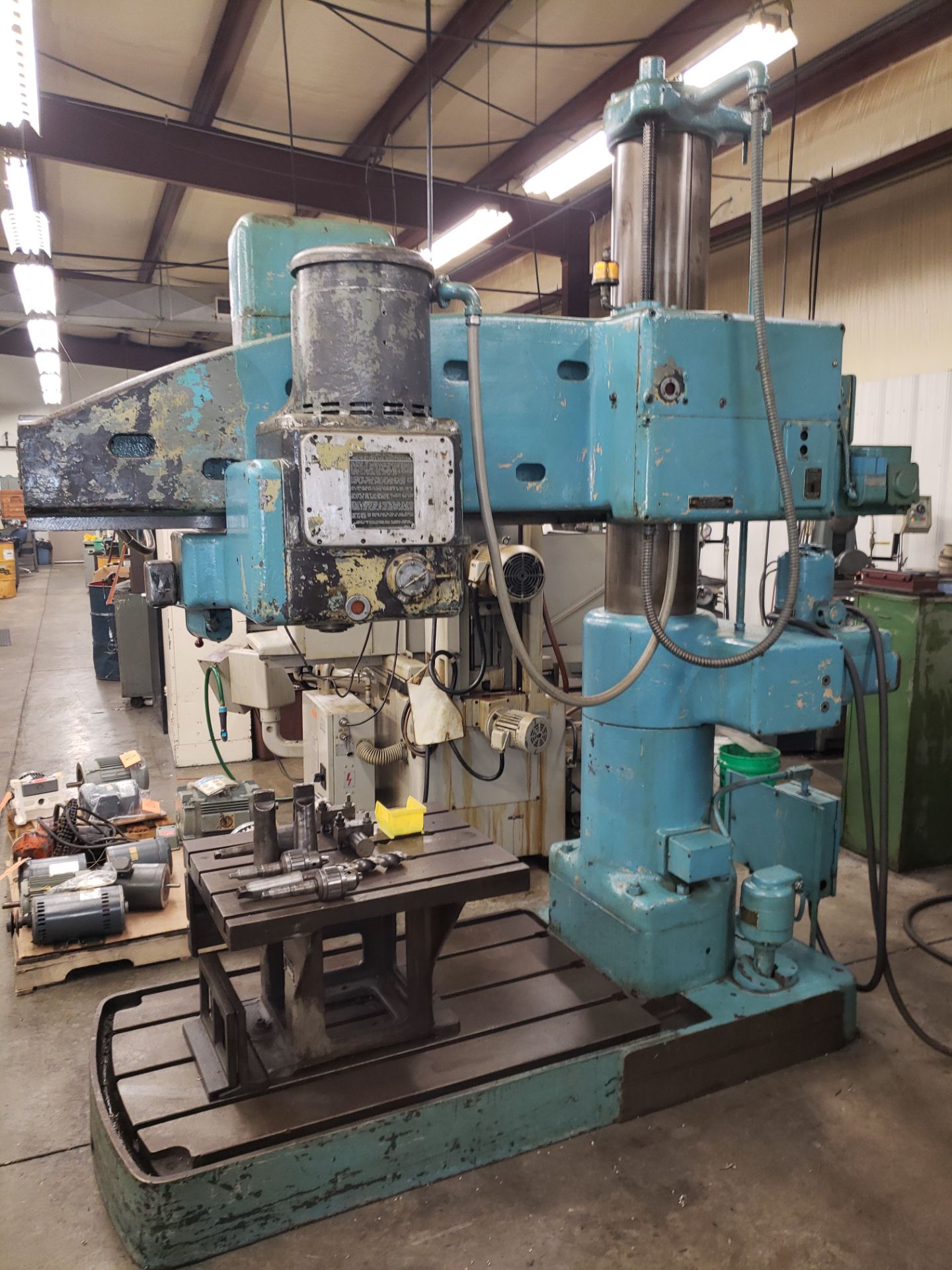 AMERICAN HOLE WIZARD RADIAL DRILL 4' 11" COL. (LOCATED AT: 3919 ENGLE ROAD, FORT WAYNE, IN 46804) - Image 2 of 5