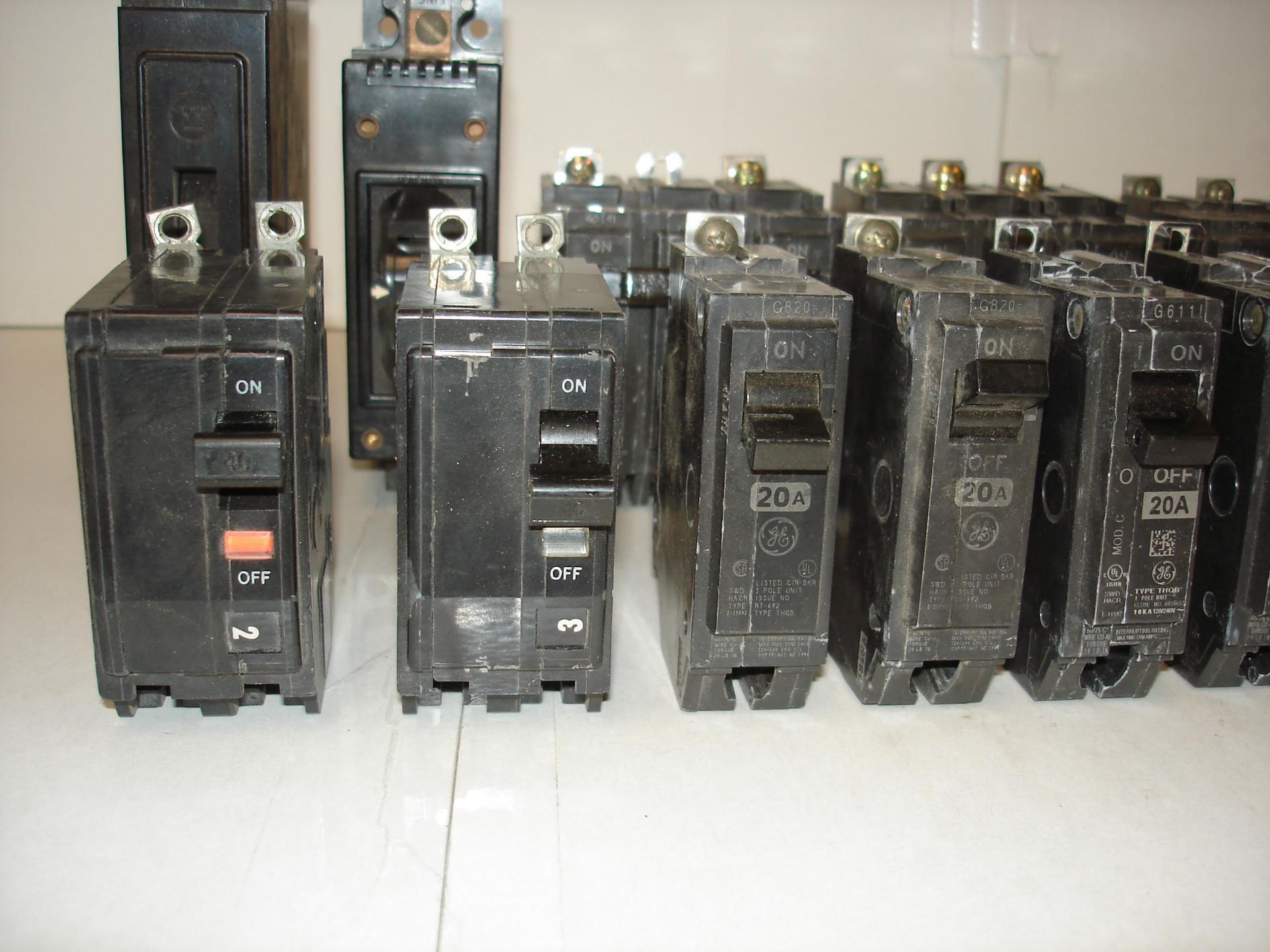 (30+) MISC BRANDED BREAKERS AND MORE: GE, SIEMENS, SQUARE D, WESTINGHOUSE AND ALL OTHER ITEMS - Image 5 of 10