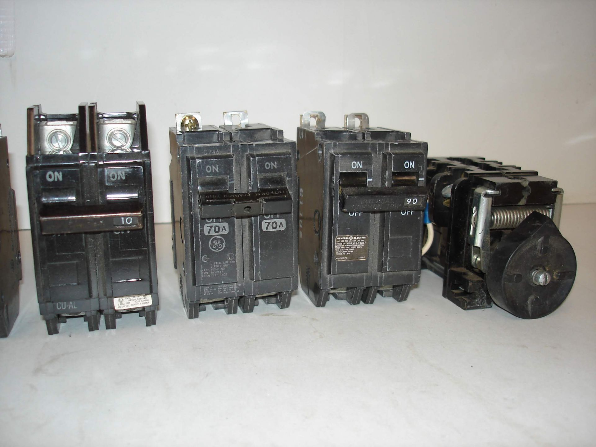 (30+) MISC BRANDED BREAKERS AND MORE: GE, SIEMENS, SQUARE D, WESTINGHOUSE AND ALL OTHER ITEMS - Image 10 of 10