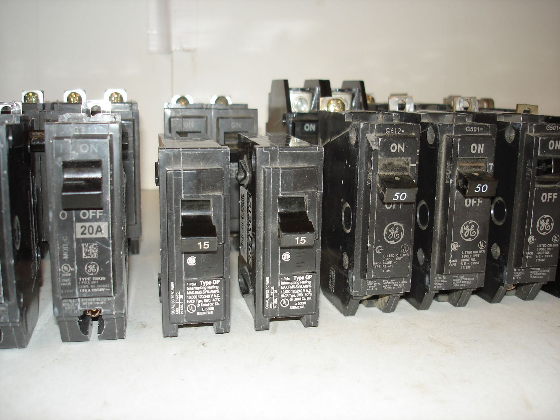 (30+) MISC BRANDED BREAKERS AND MORE: GE, SIEMENS, SQUARE D, WESTINGHOUSE AND ALL OTHER ITEMS - Image 6 of 10