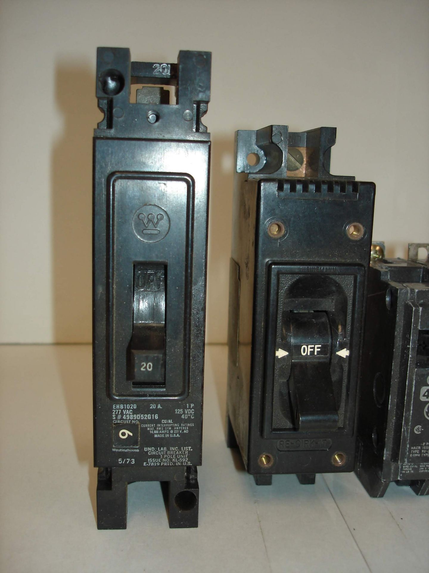 (30+) MISC BRANDED BREAKERS AND MORE: GE, SIEMENS, SQUARE D, WESTINGHOUSE AND ALL OTHER ITEMS - Image 8 of 10
