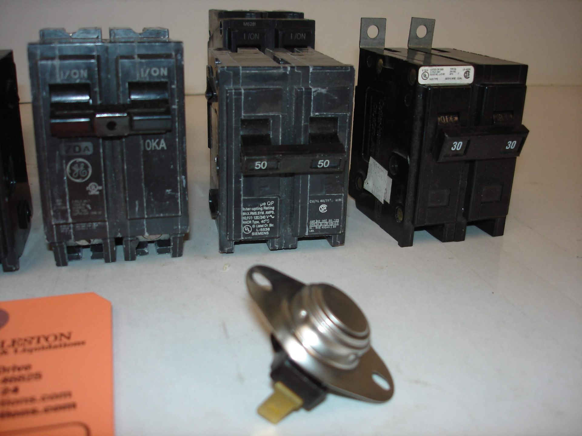 (20+) MISC BRANDED BREAKERS AND MORE: GE, CUTLER HAMMER, SIEMENS, AND ALL OTHER ITEMS INCLUDED IN - Image 6 of 6