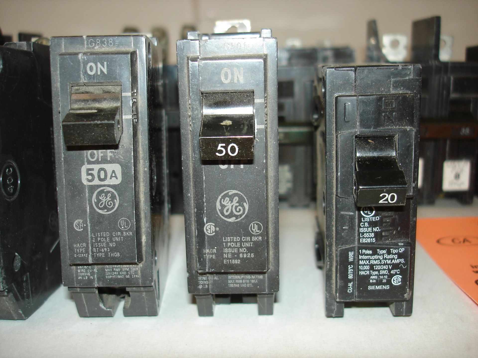 (20+) MISC BRANDED BREAKERS AND MORE: GE, CUTLER HAMMER, SIEMENS, AND ALL OTHER ITEMS INCLUDED IN - Image 3 of 6