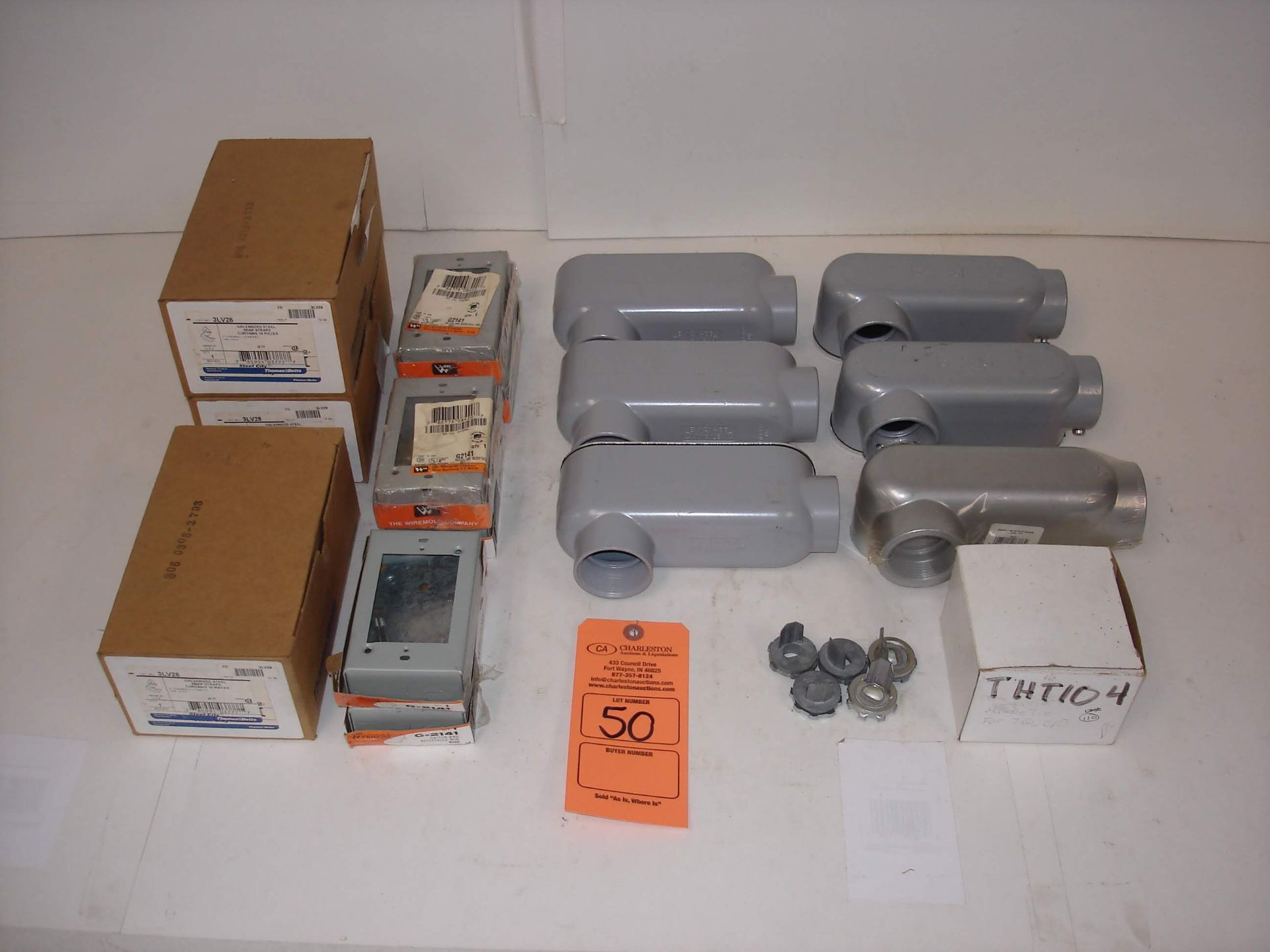 (15+) MISC LOT ELECTRICAL FITTINGS, CONNECTORS, ELBOWS: THOMAS AND BETTS 3LV28, WIREMOLD, AND