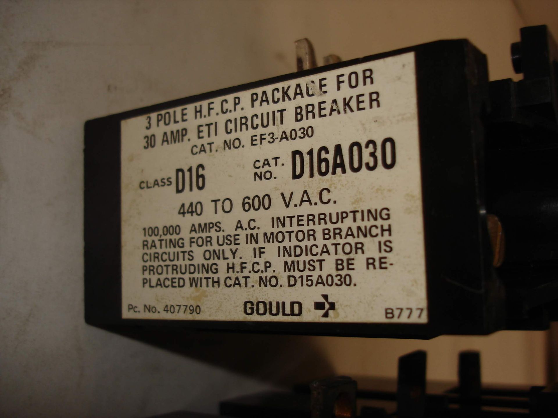 (4) MISC BRANDED FUSE HOLDERS AND FUSES: CUTLER HAMMER, GOULD AND ALL OTHER ITEMS INCLUDED IN - Image 4 of 4