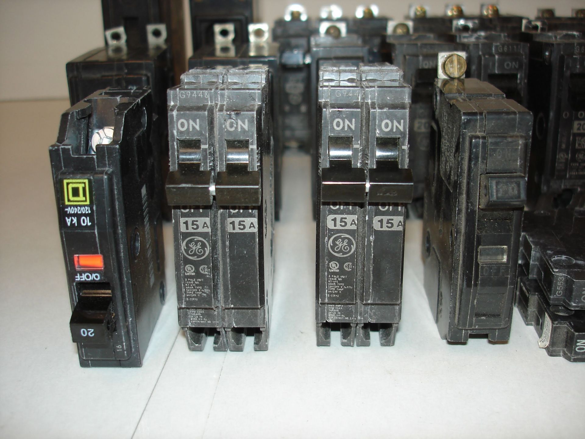 (30+) MISC BRANDED BREAKERS AND MORE: GE, SIEMENS, SQUARE D, WESTINGHOUSE AND ALL OTHER ITEMS - Image 2 of 10