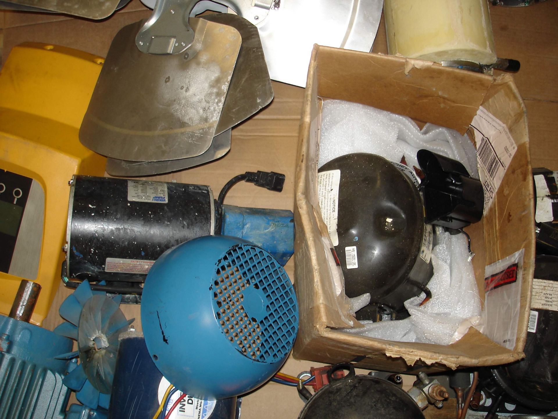 PALLET OF MISC INDUSTRIAL AND HVAC ITEMS MOTORS COMPRESSORS FANS (LOCATED AT: 1200 KIBBY STREET BLDG - Image 4 of 6