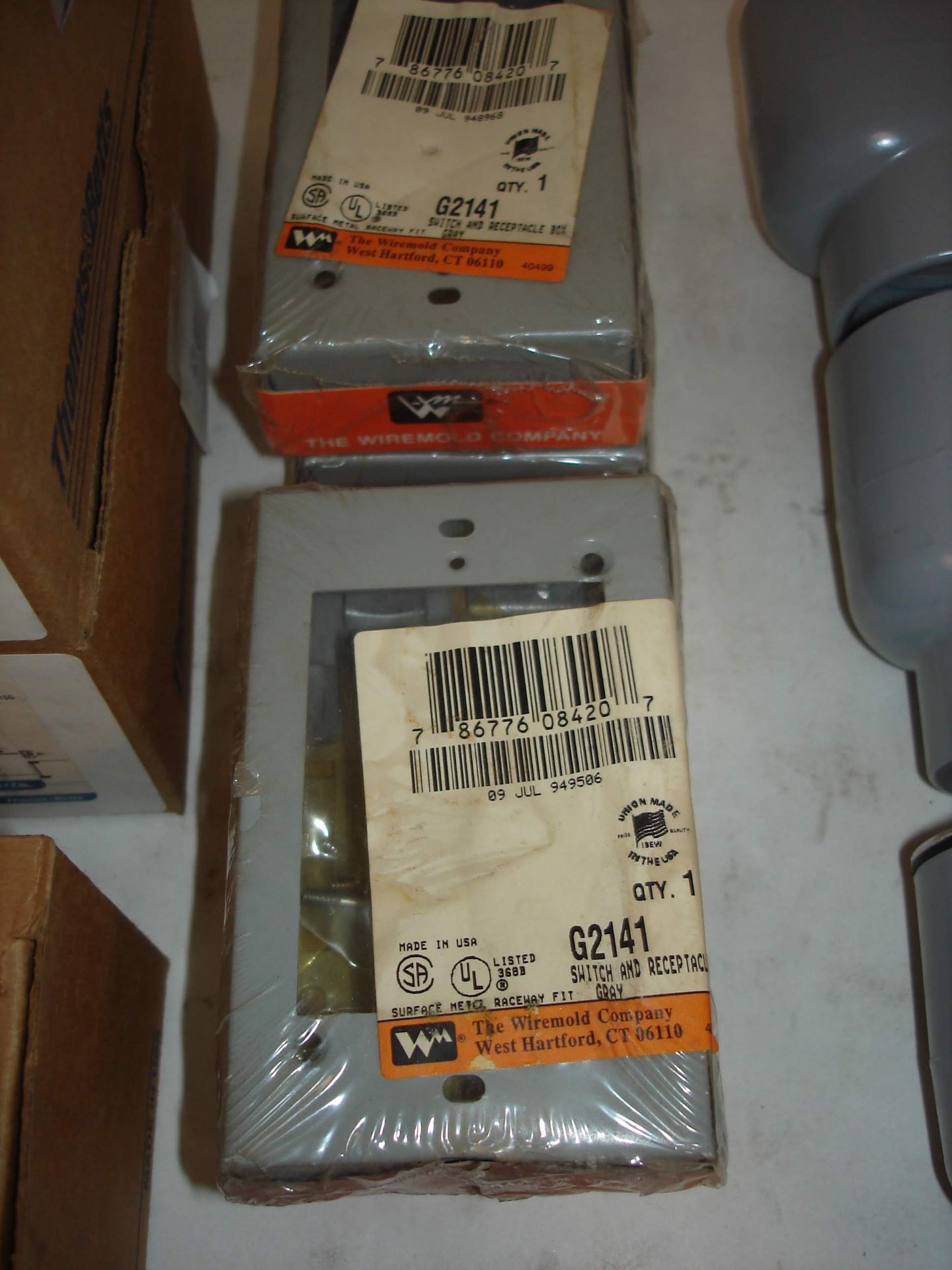 (15+) MISC LOT ELECTRICAL FITTINGS, CONNECTORS, ELBOWS: THOMAS AND BETTS 3LV28, WIREMOLD, AND - Image 3 of 6