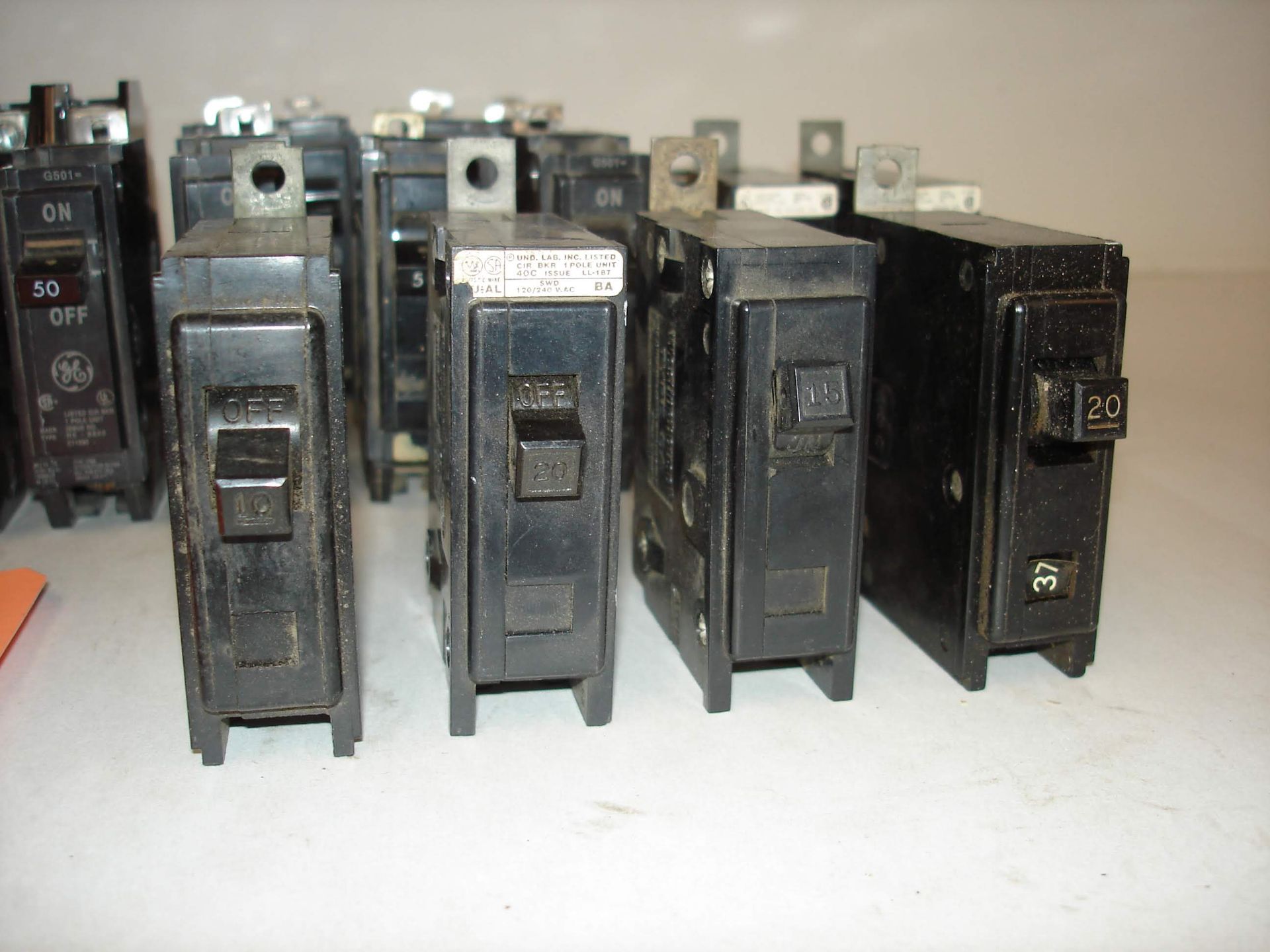 (30+) MISC BRANDED BREAKERS AND MORE: GE, SIEMENS, SQUARE D, WESTINGHOUSE AND ALL OTHER ITEMS - Image 4 of 10