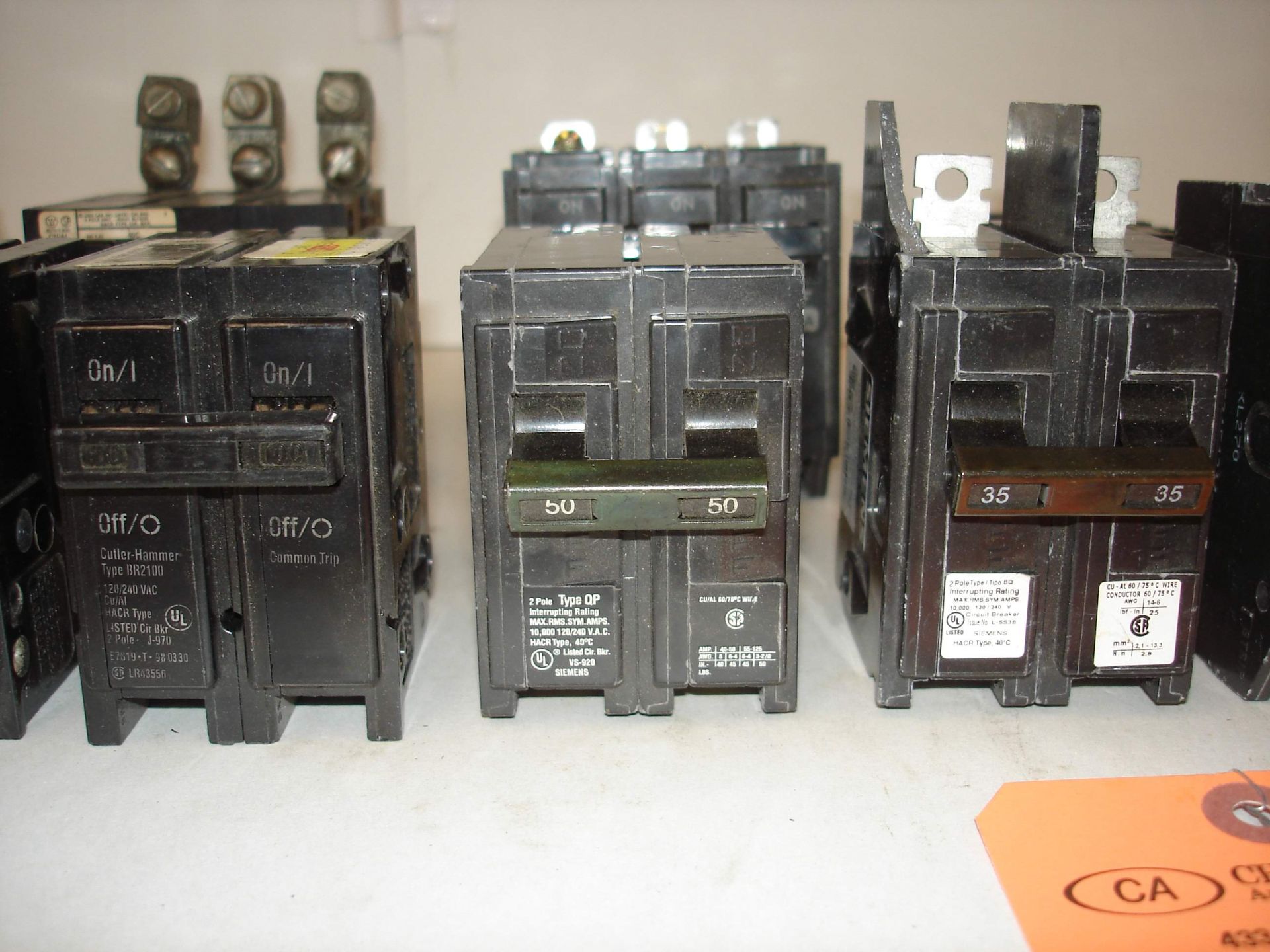 (20+) MISC BRANDED BREAKERS AND MORE: GE, CUTLER HAMMER, SIEMENS, AND ALL OTHER ITEMS INCLUDED IN - Image 5 of 6