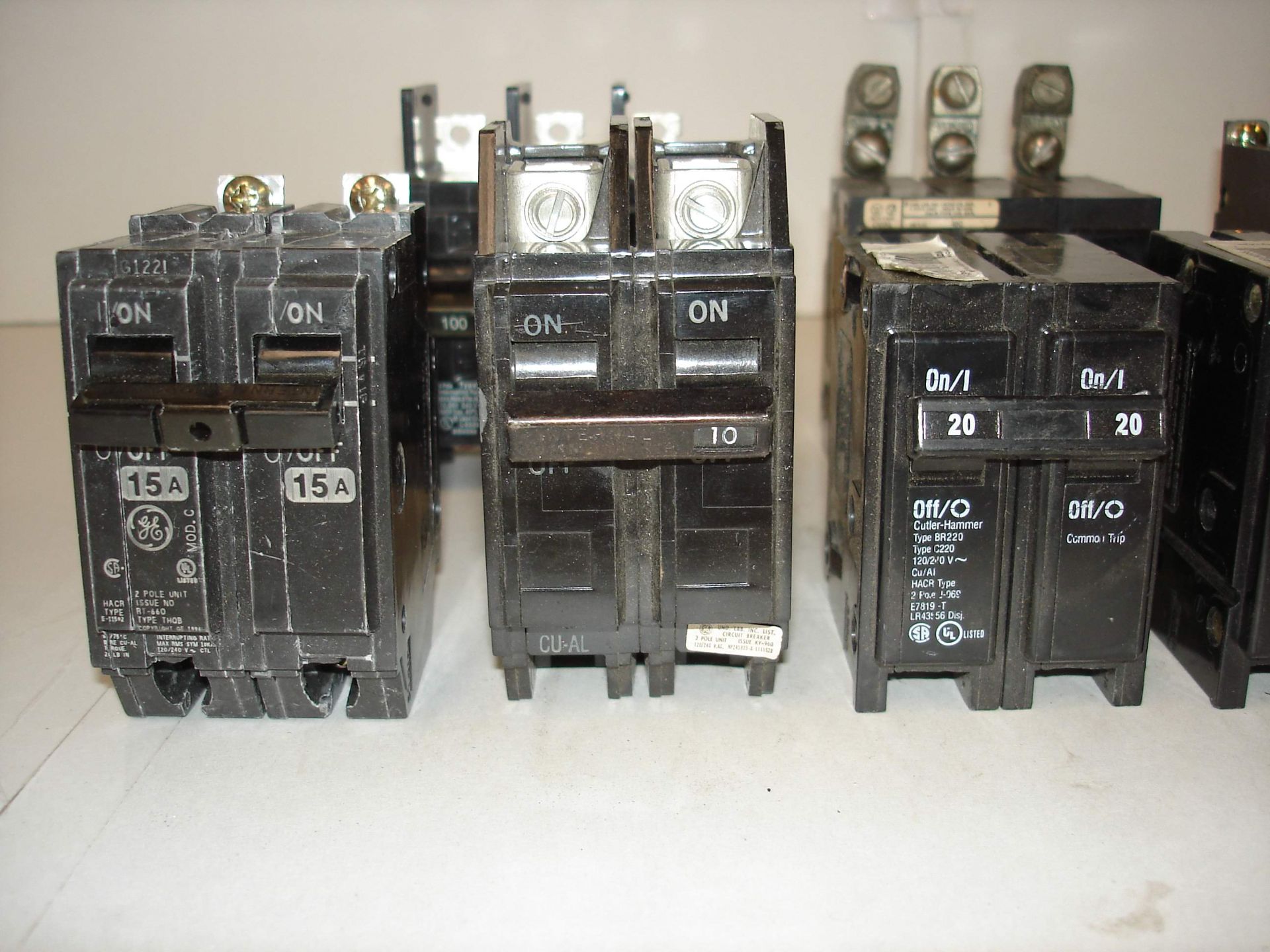 (20+) MISC BRANDED BREAKERS AND MORE: GE, CUTLER HAMMER, SIEMENS, AND ALL OTHER ITEMS INCLUDED IN - Image 4 of 6