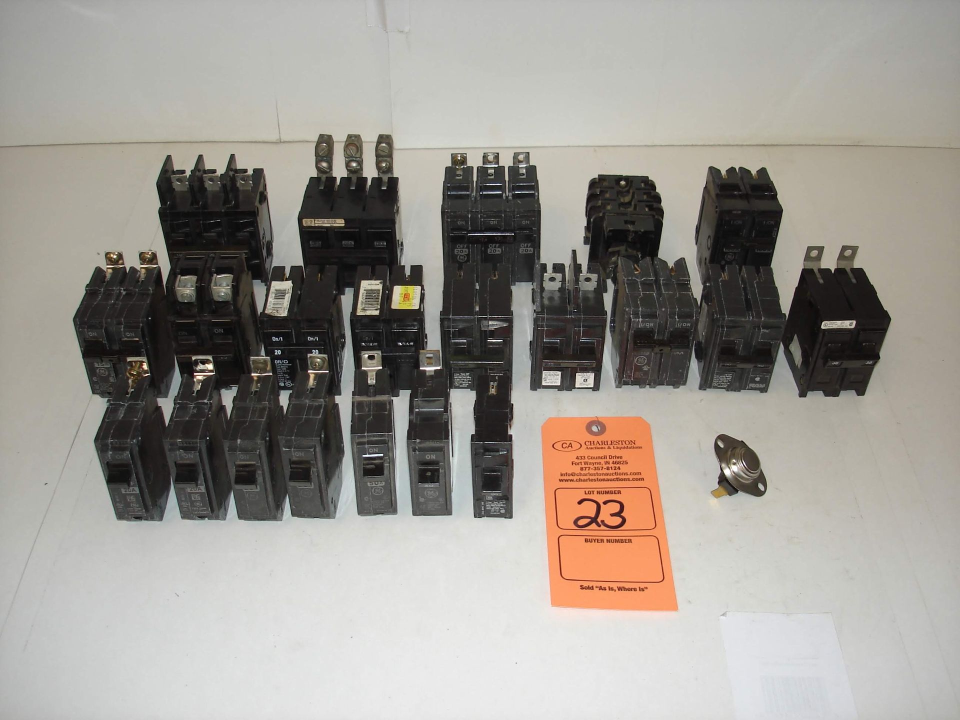 (20+) MISC BRANDED BREAKERS AND MORE: GE, CUTLER HAMMER, SIEMENS, AND ALL OTHER ITEMS INCLUDED IN