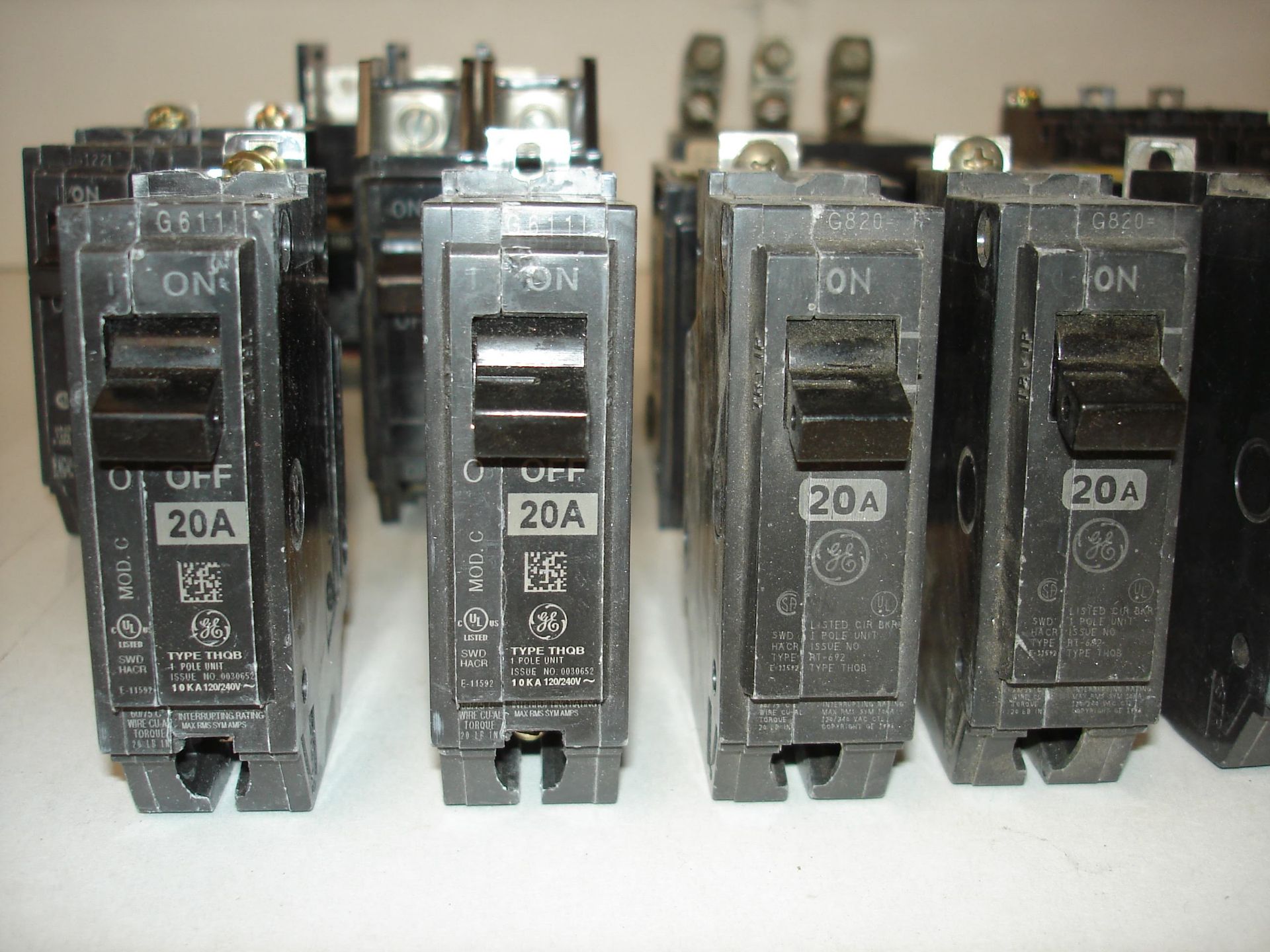 (20+) MISC BRANDED BREAKERS AND MORE: GE, CUTLER HAMMER, SIEMENS, AND ALL OTHER ITEMS INCLUDED IN - Image 2 of 6