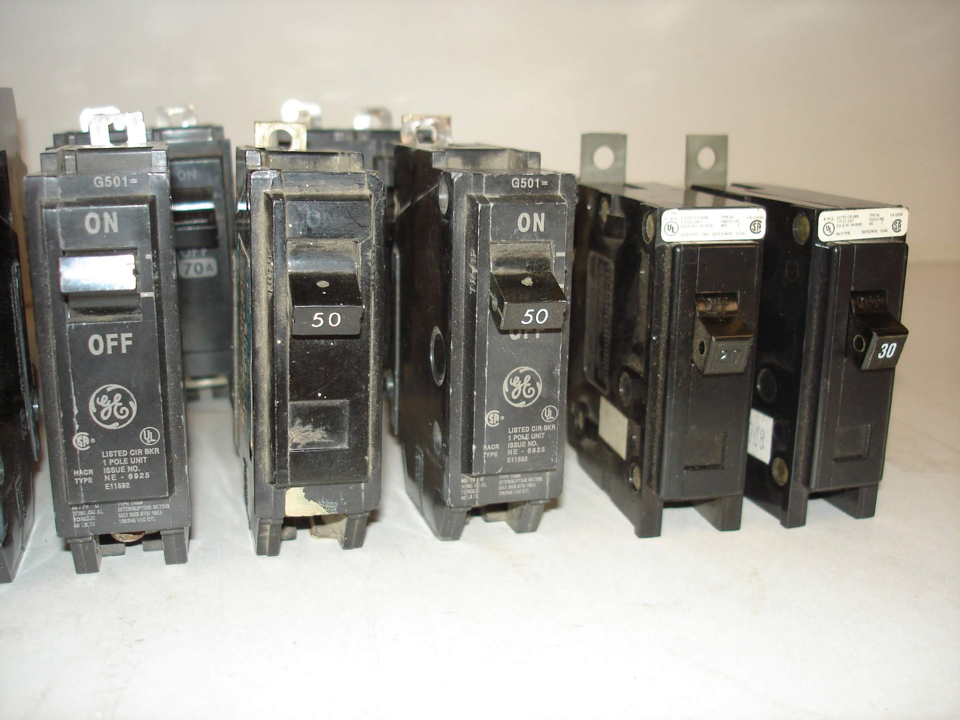 (30+) MISC BRANDED BREAKERS AND MORE: GE, SIEMENS, SQUARE D, WESTINGHOUSE AND ALL OTHER ITEMS - Image 7 of 10