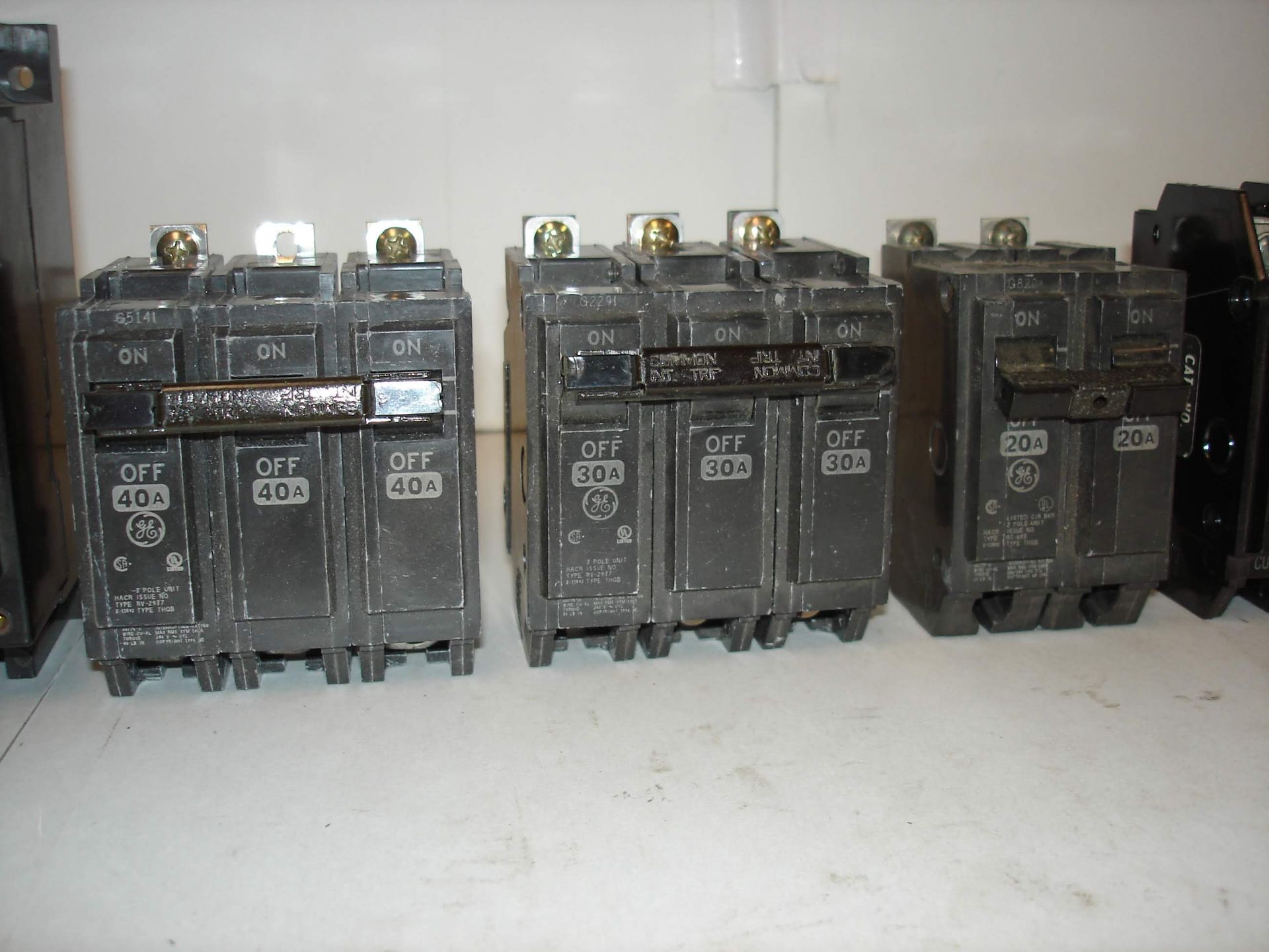 (30+) MISC BRANDED BREAKERS AND MORE: GE, SIEMENS, SQUARE D, WESTINGHOUSE AND ALL OTHER ITEMS - Image 9 of 10