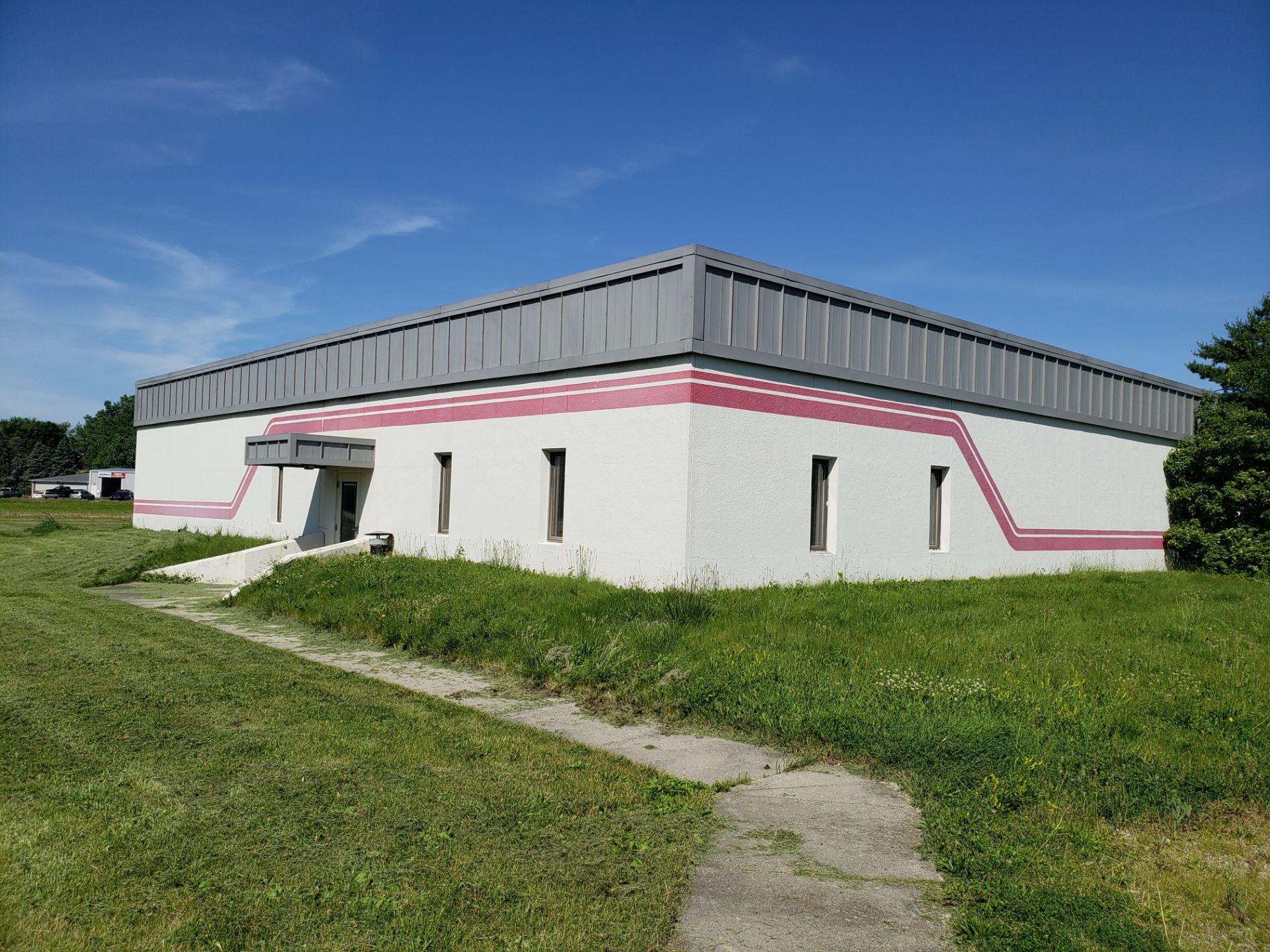 INDUSTRIAL BUILDING FOR SALE AT NOON - Bild 3 aus 4