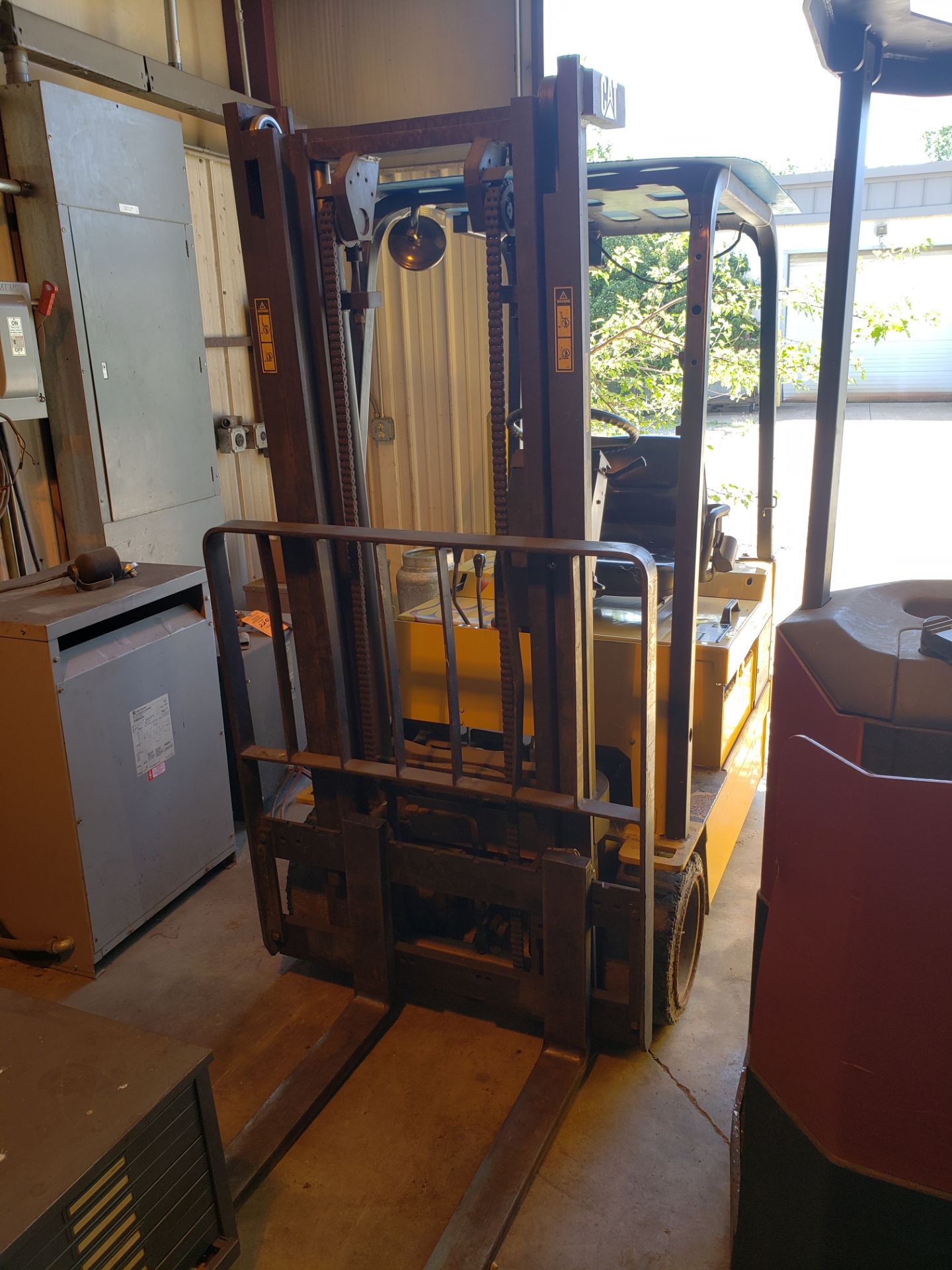 CATERPILAR ELECTRIC FORK LIFT MODEL-EP15T S#45M01758 36V 3050 CAPACITY 4658 HOURS 2-STAGE MAST, - Image 2 of 2