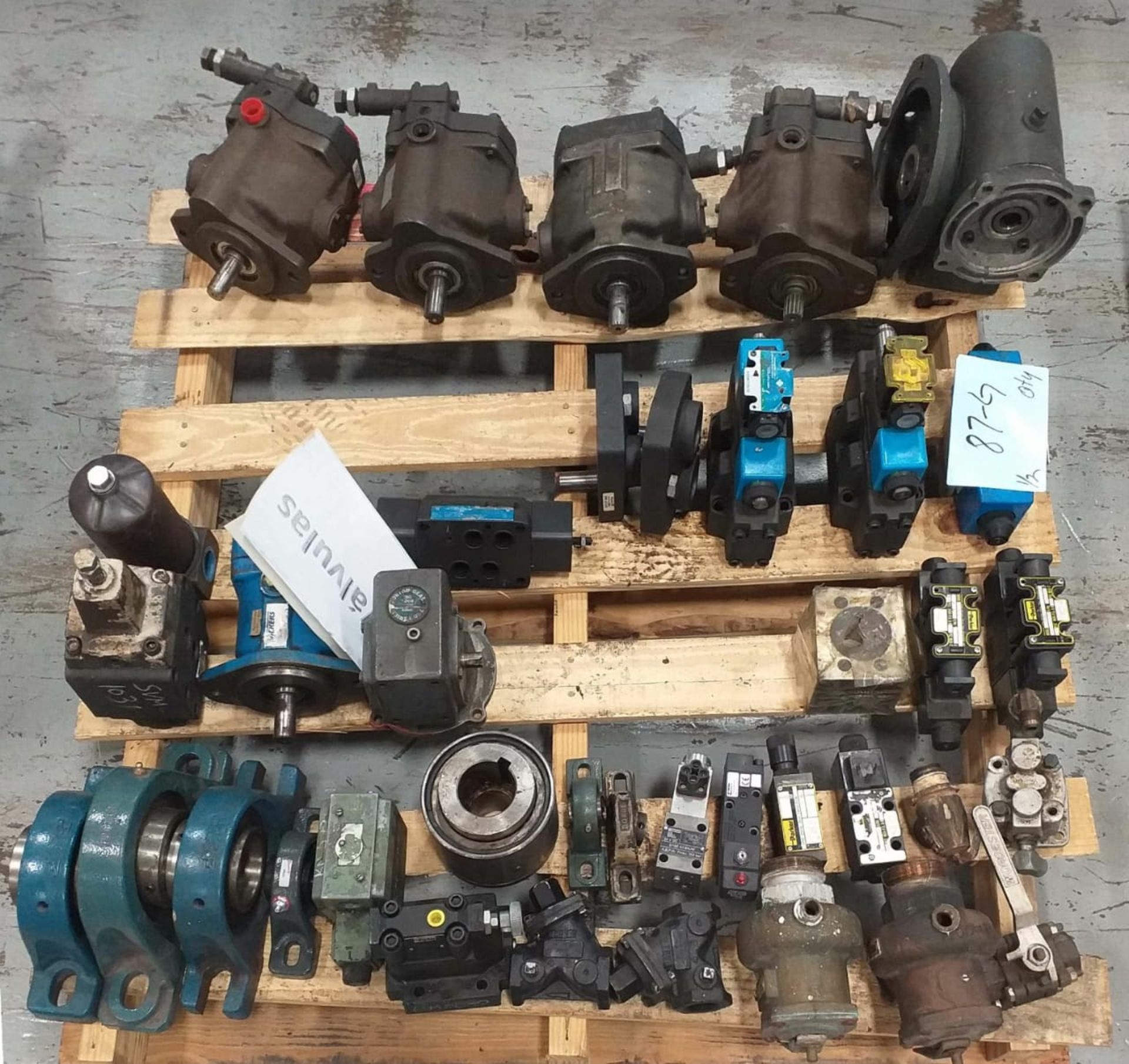 Lot of (2) Valves, bearings, gear box; Lote de valvulas, bearings, gear box and speed reducr; Lote