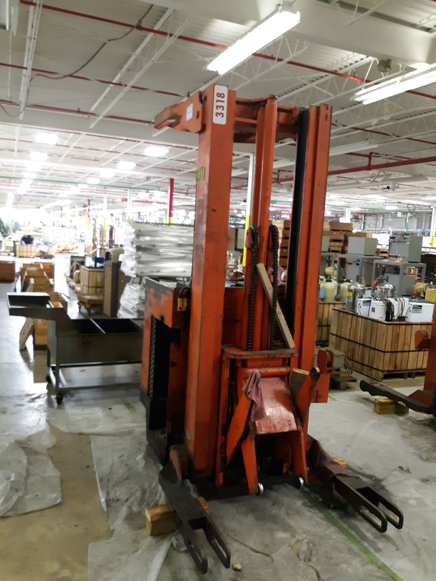 RAYMOND STANDUP LIFT (PARTS MACHINE) 4,000LB NO BATTERY PARTED ; RIGGING FEE: $50 - Image 2 of 2