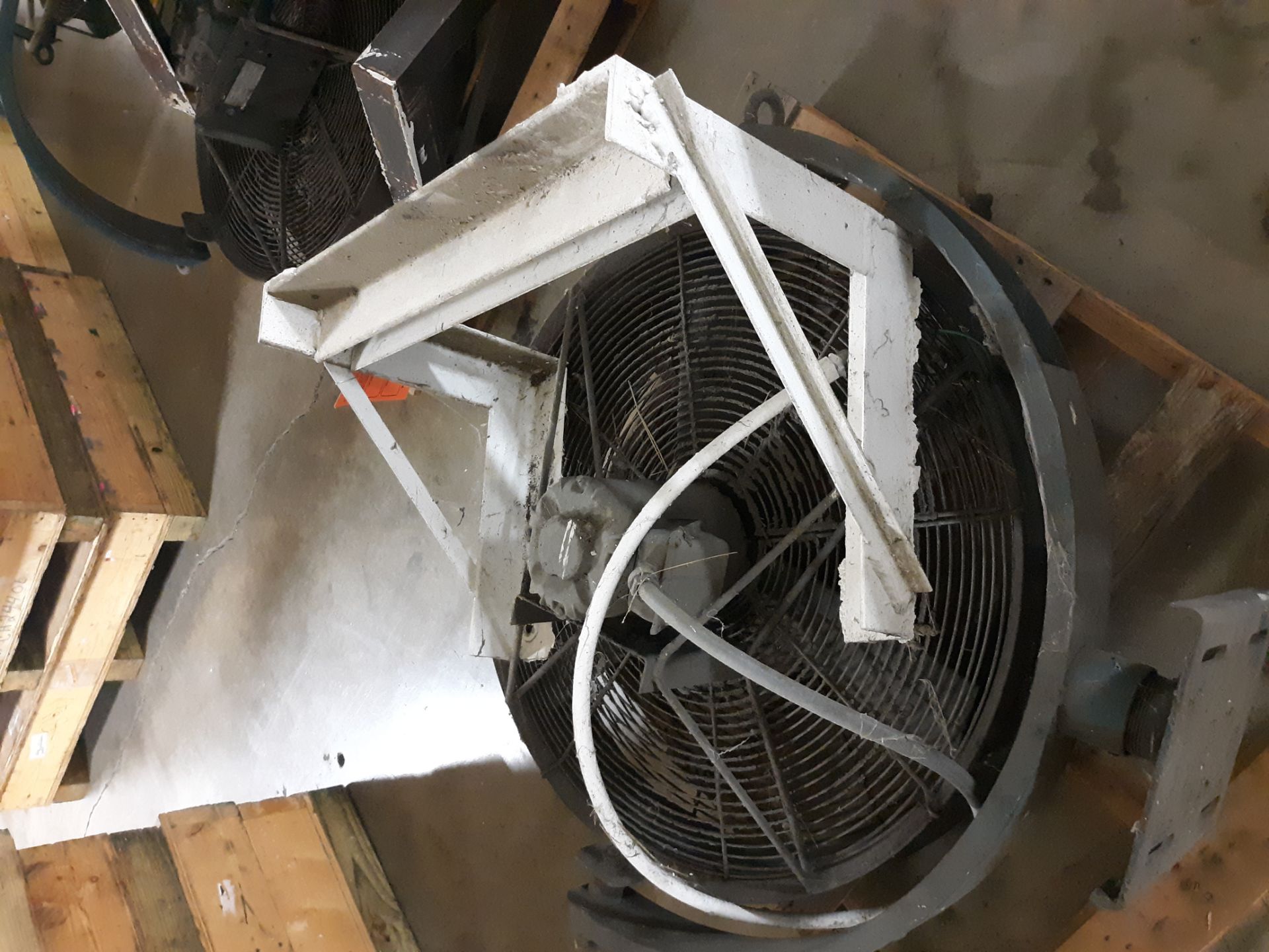 LAN INDUSTRIES INDUSTRIAL FAN ON TILTABLE BASE MODEL-IRC30-3N1Z-I S#513113; RIGGING FEE: $10